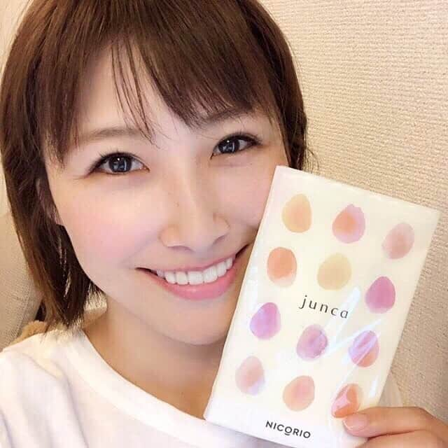 高橋志信さんのインスタグラム写真 - (高橋志信Instagram)「* * ニコリオからの新発売「Junca」愛用してます♪ * * * 体のめぐりを良くするサプリで、特にクマは血行不良と直結してるから目もと美人にしてくれるよ✫ ホントに全然気にならなくなったからすごい～✧ クマだけじゃなくて冷えとかむくみにも効くので、体がポカポカしてくるのを実感してます︎𖠚ᐝ * * * 旦那さんも最近忙しくてクマができてたのでオススメしてみたら気に入ったみたいで、夫婦仲良く一緒に飲んでます☺︎⋆ #Junca #ジュンカ #サプリメント　 #お気に入り #クマ #飲むコンシーラー #加工要らず  #コンシーラー要らず #白肌 #透明感 #すっぴん #美肌ケア #美容 #インナービューティー #冷え性 #むくみ #スマホ疲れ #ヒハツ #カシス #黒大豆種皮」9月5日 13時46分 - shinobu_0427