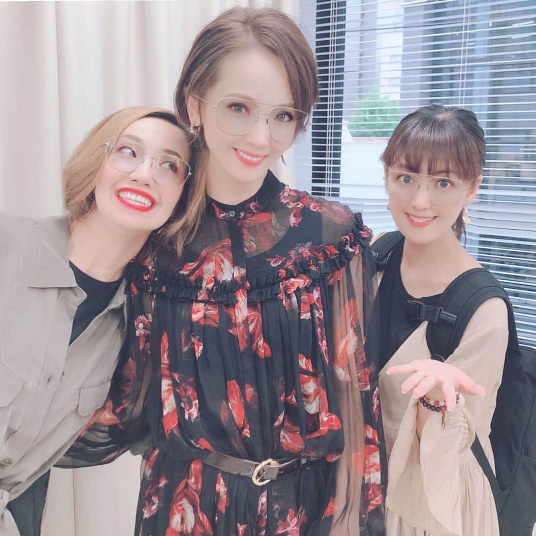 沢口千恵のインスタグラム：「10/12 如水会館での壱城あずささんの「バースデートーク&ライブ」の構成演出させていただきます。  壱城さんとたくさんお話しして只今内容を詰めています！壱城さんの内在する熱のままにダンスも歌もありありのエネルギッシュなショーになりそうです！！ 私もワクワクです。 振付のお稽古も楽しみ。  みなさんの喜んでくださる顔を想像しながら頑張ります٩(ˊᗜˋ*)و  https://www.kaikan.co.jp/josui/  #何故かの眼鏡加工 #まんちゃんの加工  #壱城あずさ さん #貴千碧 ちゃん #サンミュージック #如水会館」