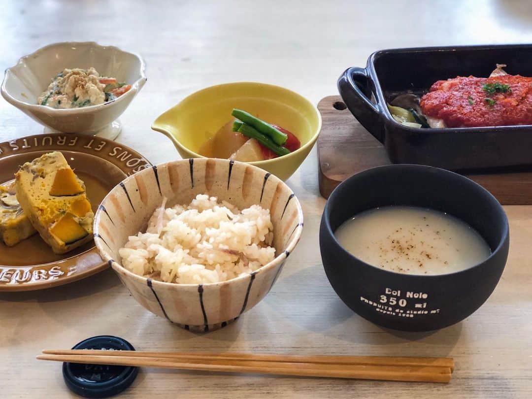 haru.のインスタグラム：「. こんにちは〜♩ . 今日は @marumitsu.poterie さまより素敵なイベントにお誘いいただき、 都内の「MEALS ARE DELIGHTFUL」にて9/3〜9/6まで開催されている 、 「 #マルミツ2019富ヶ谷コレクション 」へお邪魔してきました。 . テーブルコーディネートの講座を受講したり、#スタジオエム の2019秋冬の新商品も、 実際に手に取って拝見し、少しだけ購入してきました♡ . 素敵なうつわがたくさんのワクワクする空間で、うつわを見たりテーブルコーディネートを教えていただいたりと、 とっても楽しい時間を過ごしてきましたよ！ . その後、2階のMEALSでおいしいランチ。 うつわもひとつひとつが素敵で使い方もとても参考になりましたが、 何よりお料理がとってもおいしかった！ . 体が喜びそうなメニューであっという間に完食😋 . またうつわを購入がてらお邪魔したいと思います。 素敵空間！癒し♡ . . さてー。 仕事用の買い出しをしたりして帰宅しまーす。 そして帰ったら働きますw . みなさまも良い午後を♡ . . #富コレ #tomigayacollection #mealsaredelightful」