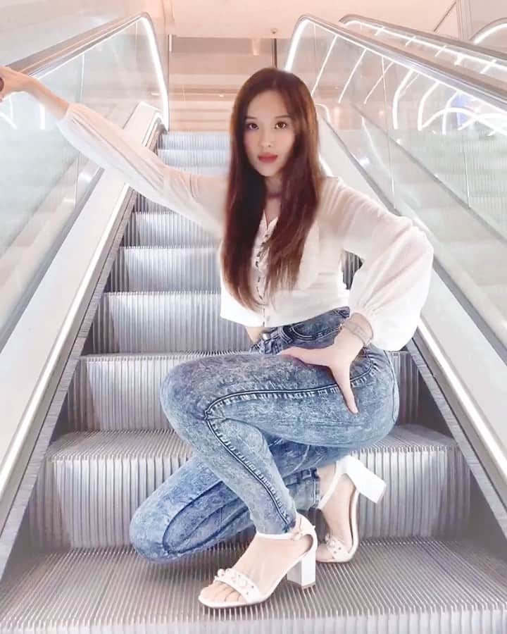 ジェシカ・ヤマダのインスタグラム：「Penunggu Eskalator Sudirman 👻 Kerjanya ngondek gangguin karyawan karyawati budiman. 🕺💫 Wearing pretty shoes from @stashshoes.id btw 🤪😘 . #jesswears #ellejessinjkt」