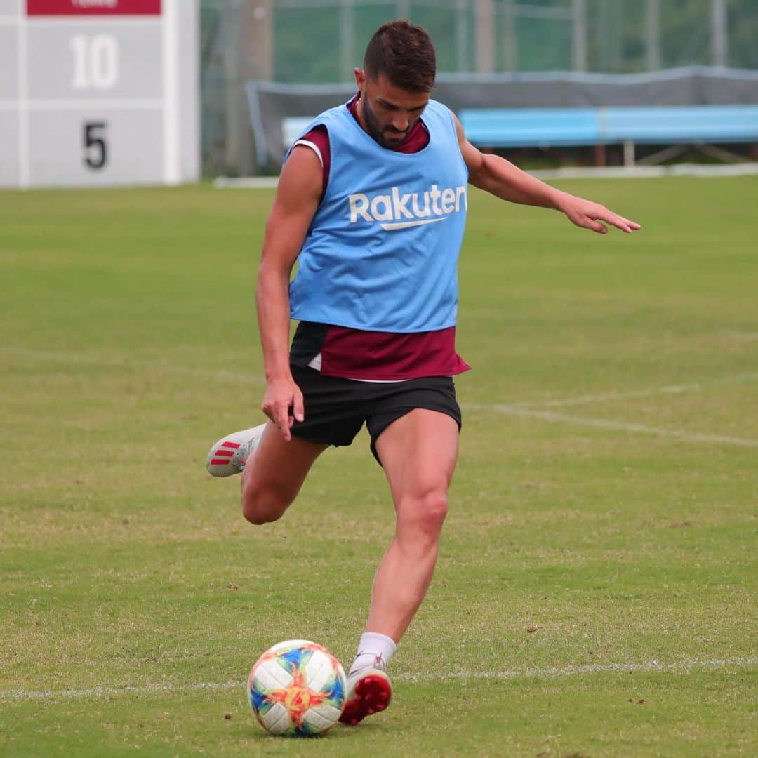 ダビド・ビジャさんのインスタグラム写真 - (ダビド・ビジャInstagram)「😤⚽️💨🤙🏻 #visselkobe #jleague #teamvos #dv7group」9月5日 13時55分 - davidvilla