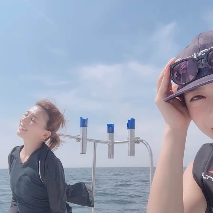 神崎美羽のインスタグラム：「風になびかれるなっちゃん😆  昨日の釣りもめちゃくちゃ楽しかったー！！ #釣り #釣りガール #fishing #fishinggirls #海 #海が好き」