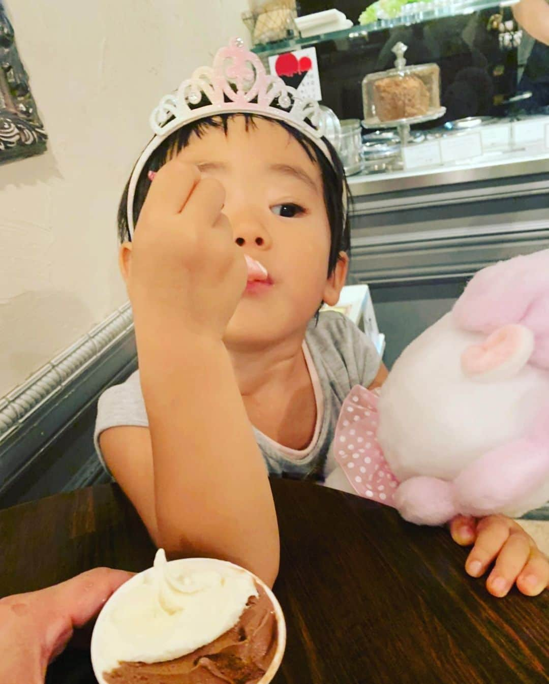 あびる優さんのインスタグラム写真 - (あびる優Instagram)「よつ葉🍀4歳4ヶ月🙂❣️ もうすっかりお姉ちゃん😂👍 アートや色彩感覚の表現が独特で私好みのセンス🦋✨👩‍🎨🎨 お姉ちゃんになったなぁ、、と思う時と、ママァ〜❤️って甘えてくれる赤ちゃんみたいな部分も愛しくて😋💕 たまらんなぁ🤤って感じです。 ゆっくり成長してね❣️ #family#dauther#clover#love#cute#hug#iloveyou#家族#親子#娘#愛娘#四つ葉のクローバー#4歳4ヶ月#愛しい#かわいい#癒し#成長#大好き#愛してる」9月5日 13時57分 - yuabiru74