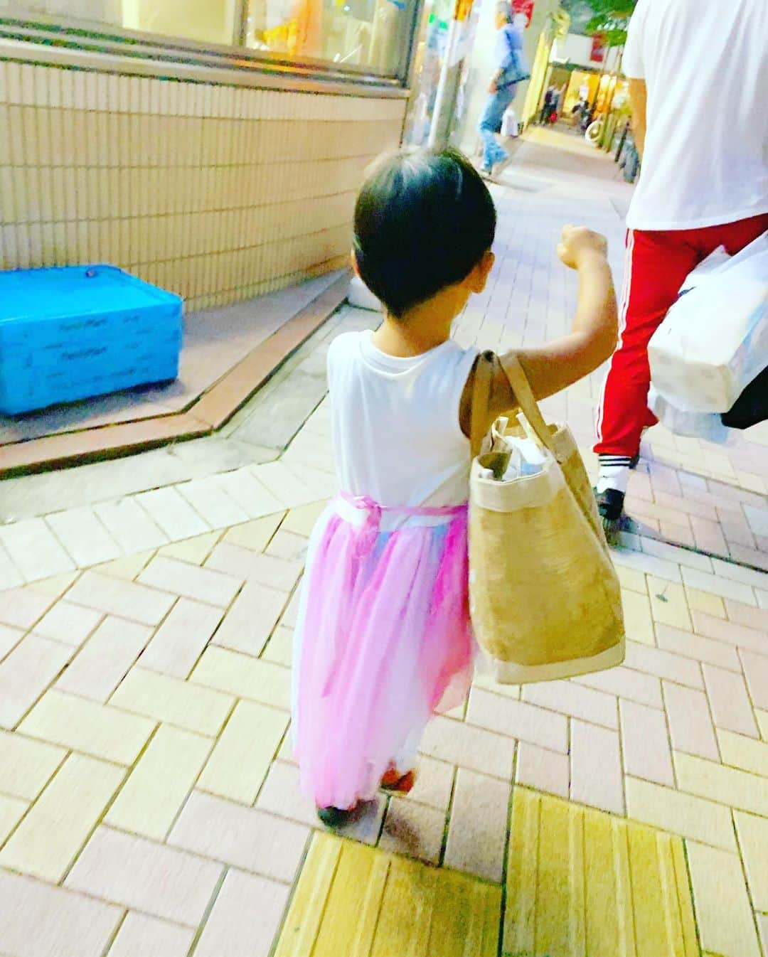 あびる優さんのインスタグラム写真 - (あびる優Instagram)「よつ葉🍀4歳4ヶ月🙂❣️ もうすっかりお姉ちゃん😂👍 アートや色彩感覚の表現が独特で私好みのセンス🦋✨👩‍🎨🎨 お姉ちゃんになったなぁ、、と思う時と、ママァ〜❤️って甘えてくれる赤ちゃんみたいな部分も愛しくて😋💕 たまらんなぁ🤤って感じです。 ゆっくり成長してね❣️ #family#dauther#clover#love#cute#hug#iloveyou#家族#親子#娘#愛娘#四つ葉のクローバー#4歳4ヶ月#愛しい#かわいい#癒し#成長#大好き#愛してる」9月5日 13時57分 - yuabiru74