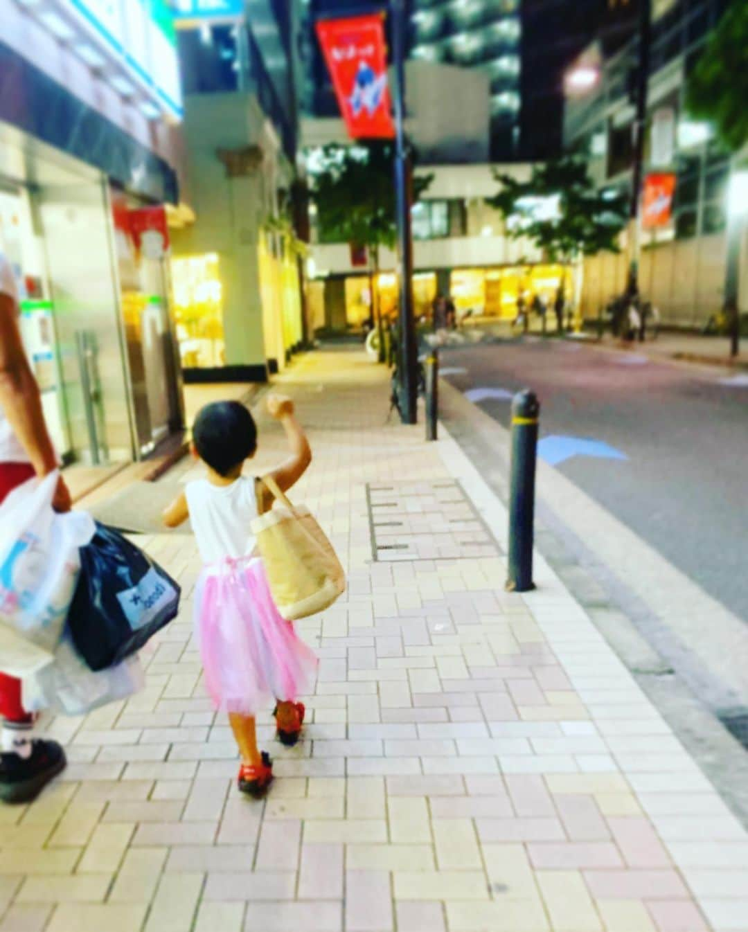 あびる優さんのインスタグラム写真 - (あびる優Instagram)「よつ葉🍀4歳4ヶ月🙂❣️ もうすっかりお姉ちゃん😂👍 アートや色彩感覚の表現が独特で私好みのセンス🦋✨👩‍🎨🎨 お姉ちゃんになったなぁ、、と思う時と、ママァ〜❤️って甘えてくれる赤ちゃんみたいな部分も愛しくて😋💕 たまらんなぁ🤤って感じです。 ゆっくり成長してね❣️ #family#dauther#clover#love#cute#hug#iloveyou#家族#親子#娘#愛娘#四つ葉のクローバー#4歳4ヶ月#愛しい#かわいい#癒し#成長#大好き#愛してる」9月5日 13時57分 - yuabiru74