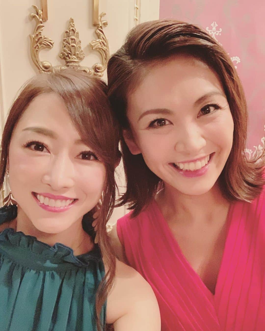 のインスタグラム：「今日から舞台『The Great Gatsby』のお稽古参加🤗✨ 写真はパンフレット撮影の時に #栗山絵美 ちゃんと📸 8年近く前に同じ舞台に立ってました😆 久々に会えて嬉しい❤️ . Wキャストで同じ役だから、一緒に出来ないのは残念だけど、同じ役だからこそ心強い🤗💕 . I start stage lesson of “The Great Gatsby” from today  The photo was when we took a pamphlet photos with Emi Kuriyama  We were acting on the same stage about 8 years ago  I really happy to see her this time . This stage is double cast (2 teams) and we’re same character So we can’t act together an fortunately  But that’s why she presence makes me reassured . #TheGreatGatsby #thegreatgatsbyintokyo  #舞台 #stageshow #stage #稽古 #lesson #杏さゆり #SayuriAnzu」