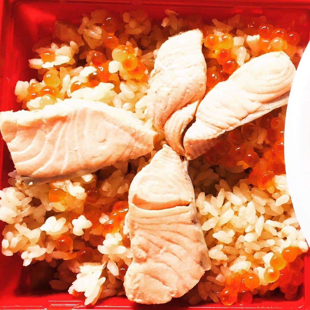 のインスタグラム：「差し入れのはらこ飯」