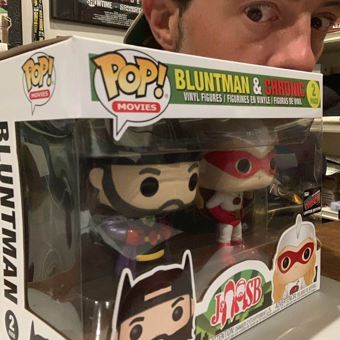 ケヴィン・スミスさんのインスタグラム写真 - (ケヴィン・スミスInstagram)「I got Popped again! @originalfunko announced today that Bluntman and Chronic would make their #funkopop debut next month at @newyorkcomiccon! Many thanks to the folks at #funko for not only making these Pops, but also for letting us put them in @jayandsilentbob Reboot! @armenvfx and the folks at @encorevfx scanned these adorable #bluntmanandchronic Pops into the movie and made them giant balloons outside of Chronic Con! It’s my way of saying thanks to the Funko bunch, because I sincerely love that they’ve represented me in Pop culture so many times, with this #bluntman making it my 7th Pop in the #funkofamily! I don’t want awards or even the respect of my peers: I just wanna live forever in plastic. #KevinSmith #JayAndSilentBobReboot #funkoaddict #funkofreak #nycc #nycomiccon」9月5日 14時14分 - thatkevinsmith