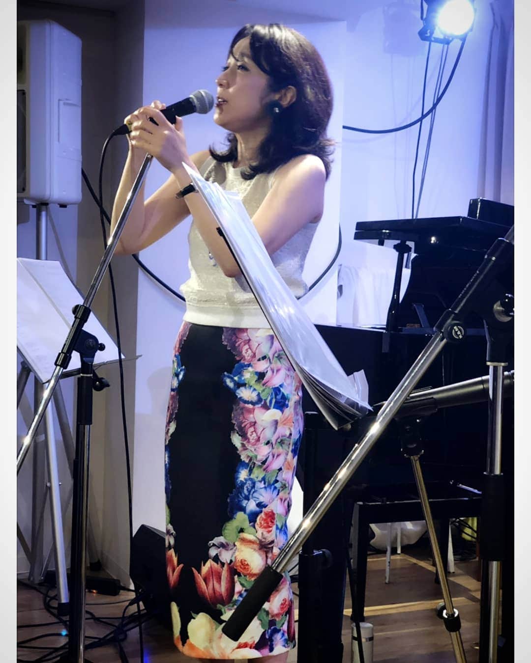 常世晶子さんのインスタグラム写真 - (常世晶子Instagram)「いただいた写真を追加。歌っているときや喋っているときの私は、写真で見ても本当に楽しそうなの。だって…とてもとても楽しいのよ😘💗 #ソラカツキカ #ありがとう  #今日も仕事がんばる」9月5日 14時16分 - tokoyo_shoko