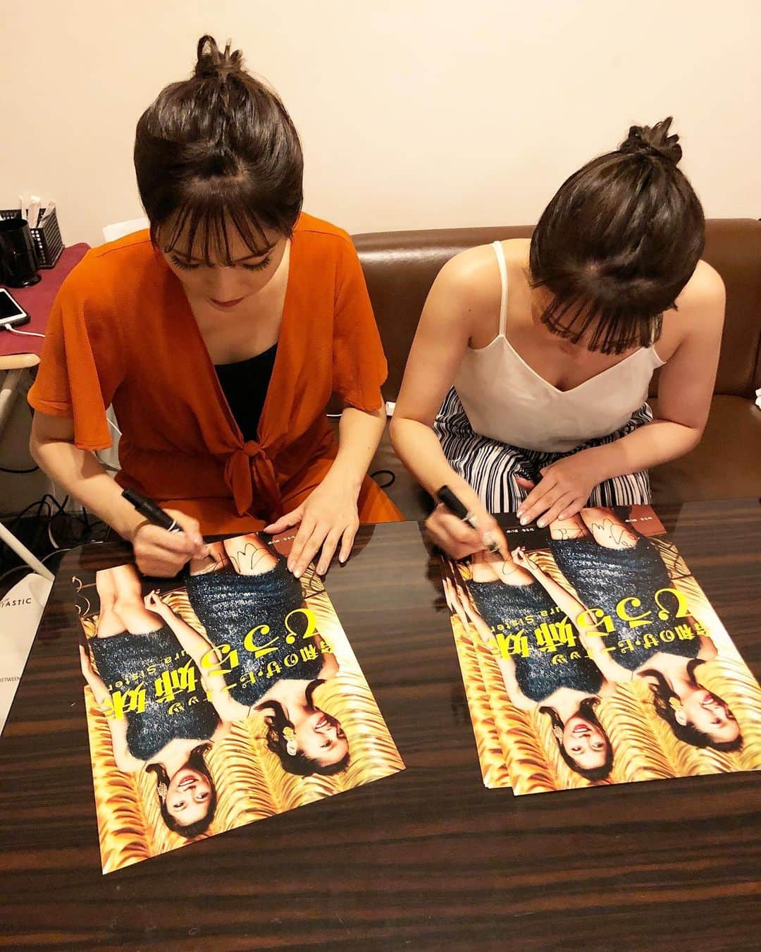のインスタグラム：「・ HIUFES vol2♬ 昼の部で白熱した 「ひうら姉妹検定」の 景品にサイン書き書き🖋❤️ ・ またいつかやろうと思うので みんなひうら姉妹情報集めておいてね🥰💕💕 ・ ・ #hiufesvol2 #hiufes #ひうら姉妹 #樋浦姉妹」