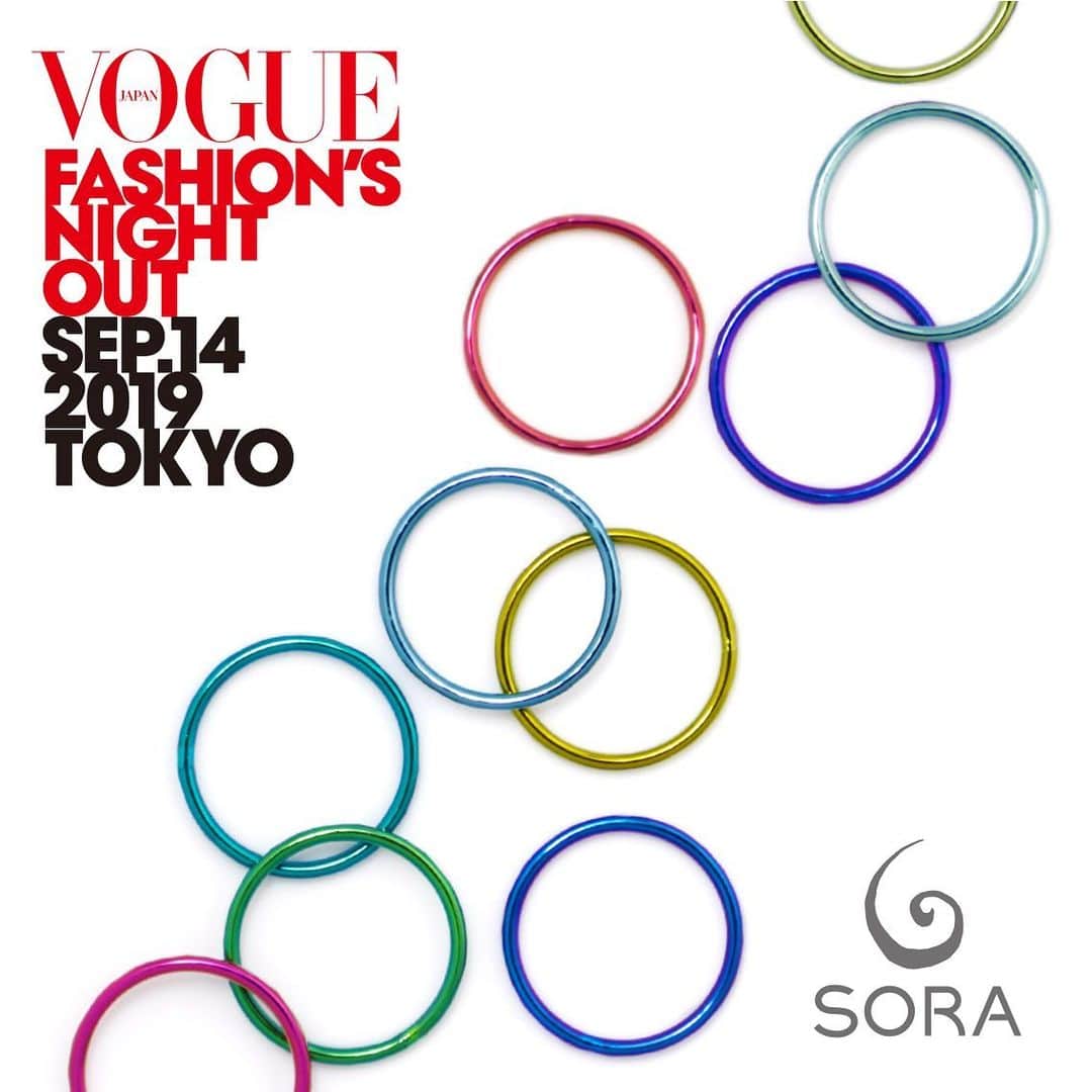 SORA ≪SORA表参道の公式アカウント≫のインスタグラム：「【9/14(土)17:00〜】SORAイベント情報＊* 「VOGUE FASHION’S NIGHT OUT 2019」 . 毎年、青山・表参道エリアで開催されるナイトショッピングイベント「FNO」に、SORA表参道本店も参加します！ . 当日は指輪づくりのワークショップを行うほか、店内にて様々な企画展示をご用意いたします。 . どなたでもご来店いただけますので、この機会にぜひ、SORA表参道本店へ遊びにいらしてくださいね♪ . ▼SORAのイベントを詳しくみる https://www.vogue.co.jp/fno/2019/tokyo/shoplist/#/detail/1408?handling=7 . #結婚指輪 #婚約指輪 #表参道 #金属アレルギー #金属アレルギー対応 #レアメタル #鍛造  #手作り #手作り指輪 #マリッジリング #エンゲージリング #ブライダル #ウェディング #プレ花嫁 #クリエィティブ #デザイン  #bridal #wedding #jewelry #ring #weddingring  #japaneseart #madeinjapan #fno #fnojp #fnojp2019」