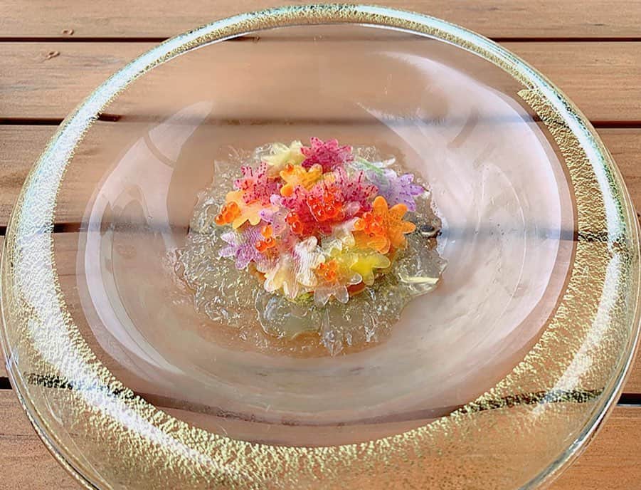 百合華さんのインスタグラム写真 - (百合華Instagram)「シャンパーニュ地方の老舗シャトーのミシュラン二つ星レストランで総料理長を務めたフィリップミル氏が手掛ける芸術性の高いフレンチレストラン『FHILIPPE MILLE TOKYO』でランチタイム🍽﻿ ﻿ まるで満開に咲いたお花畑のようなカラフルで美しすぎる一皿にキュンキュンしちゃいました💓💓💓﻿ ﻿ 全てに独創的な遊び心と繊細な技術が駆使されていて、スタッフのきめ細やかなおもてなしにも感銘を受けました✨﻿ ﻿ まさに食欲&芸術の秋ってやつww❤️﻿ ﻿ #東京 ﻿ #六本木 ﻿ #赤坂 ﻿ #東京ミッドタウン ﻿ #ミッドタウン ﻿ #フィリップミル東京 ﻿ #fhilippemilletokyo ﻿ #ランチタイム ﻿ #フレンチ ﻿ #芸術性﻿ #遊び心﻿ #独創的﻿ #コース料理 ﻿ #ランチコース ﻿ #テラス席 ﻿ #緑豊か ﻿ #芸術の秋﻿ #フィリップミル﻿ #ミシュラン二つ星﻿ #総料理長」9月5日 14時32分 - yurika.lovelily