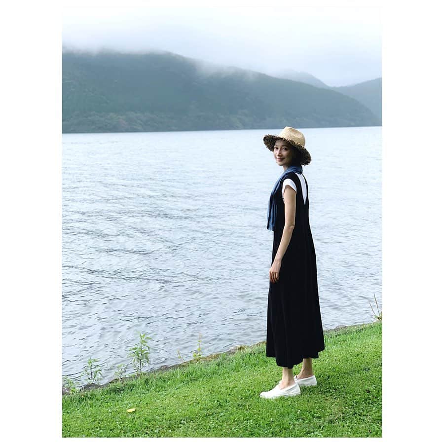 愛可さんのインスタグラム写真 - (愛可Instagram)「・ 旦那はんのお仕事がひと段落したタイミングで、 打上げがてら箱根にひとっ旅して来ました。 ・ ・ 温泉に入って、レンタカーを借りて芦ノ湖までドライブ。 ・ ・ 箱根神社でお詣りして、芦ノ湖周りの森の中を散策していたら、物凄く綺麗なニホンジカの親子に遭遇！✨ ・ ・ 大人のシカと子鹿が2〜3匹。 子供連れの群れで角がないところを見ると、メスのお母さんシカです。 子供達は物凄い速さで目の前を通り過ぎて茂みの中へ。 おかあさんシカはジッとこちらを見つめ、一瞬たりとも私達と目をそらさないように警戒していました。 その眼差しが、本当に強くて美しくて なんだか神々しくもあって、もっと見ていたかったくらいでした。  写真をよく見るとお腹も膨らんでいるような、もうすぐまた赤ちゃんが産まれるのかも知れません。 そう思うと、私と同世代のお母さんシカなのです。 ・ なんだか妖精が出て来そうな雰囲気の森の中での 突然のシカとの遭遇に驚きましたが、 心洗われるような気分になり素敵な旅となりました。 ・ ・ 開拓されすぎた山から沢山の動物達が人里に降りて来ては捕獲され、ニュースになっています。  森の中を必要以上に開墾して動物達の住処を奪っているのが人間だとすると、守って行けるのも私達人間です。 人類はもう少し謙虚になり、自然と上手く共存して行かなければと強く思います。 ・ ・ #甘酒茶屋 #はつ花 #箱根神社 #ニホンジカ」9月5日 14時32分 - aikick