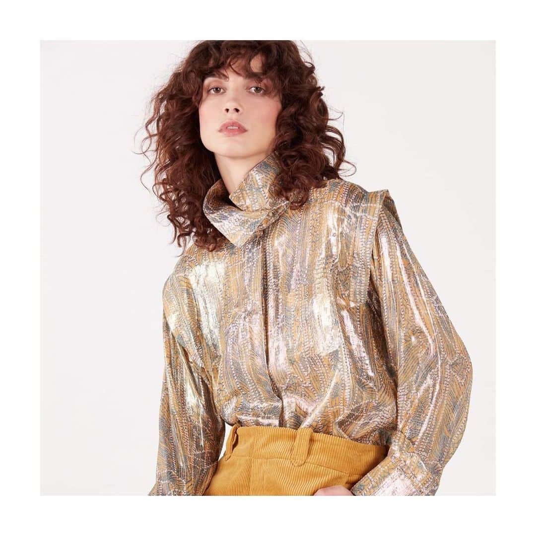 のインスタグラム：「Chemise en voile de soie métallisé, un incontournable des collections #ValentineGauthier. La qualité du tissu est obtenu grâce à un savoir-faire artisanal soigné et à une technologie de pointe pour l’impression. . Shirt in metallic silk voile, a must-have in the #ValentineGauthier collections. The quality of the fabric is achieved through careful craftsmanship and state-of-the-art printing technology.  Production: @vbataille @general.pop @betcparis @magasinsgeneraux Photographer: @herve_coutin  Model: @stefania_cristian  #naturalfabrics #aw19」