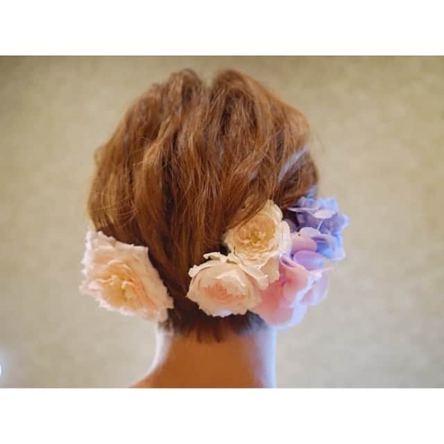 南明奈さんのインスタグラム写真 - (南明奈Instagram)「ブーケと披露宴で髪につけるお花は @ryo_pinktokyo さんにお願いしました💐✨ 『淡いカラーがいいです』 『ドレスはこんな感じです』 とざっくりな私のオーダーでしたが（笑）素敵なブーケを作っていただきました💐✨ バラとアジサイ✨ フラワーデザイナー @totty024201 さんもありがとうございました☺️✨ #wedding」9月5日 14時39分 - akinaminami