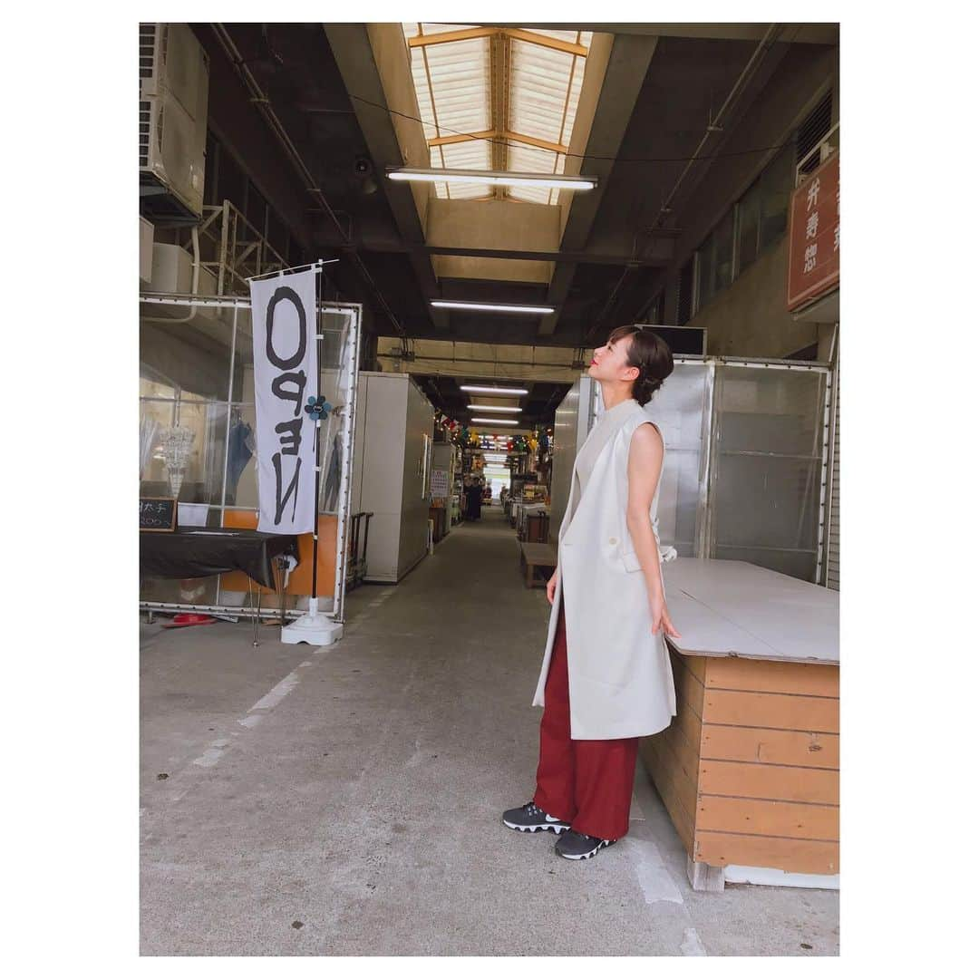 酒井瞳さんのインスタグラム写真 - (酒井瞳Instagram)「市場で雰囲気のある写真ってあるよねww って写真撮ってたらそれを撮られてて恥ずかしい写真。笑 #宮崎 #よかばん #中央卸売市場 #umk #宮崎市 #シュール #恥ずかしい #こうやって撮ってたんだ #笑」9月5日 14時40分 - s.sakaihitomi