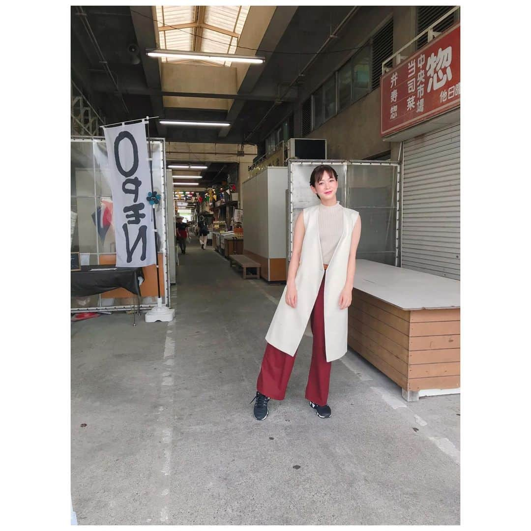 酒井瞳さんのインスタグラム写真 - (酒井瞳Instagram)「市場で雰囲気のある写真ってあるよねww って写真撮ってたらそれを撮られてて恥ずかしい写真。笑 #宮崎 #よかばん #中央卸売市場 #umk #宮崎市 #シュール #恥ずかしい #こうやって撮ってたんだ #笑」9月5日 14時40分 - s.sakaihitomi