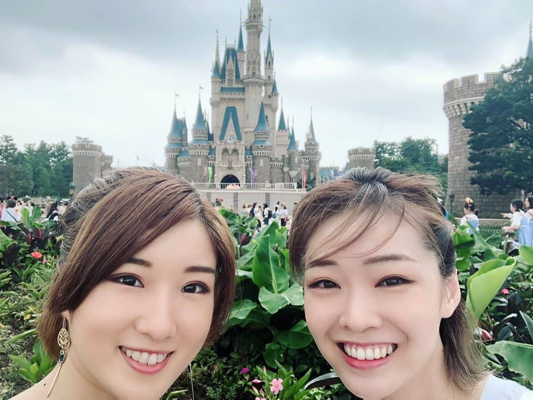 七輝かおるのインスタグラム：「２日連続で愛ちゃんに遊んでもらったよ😂🙌🏻💕 曇天ディズニーからの、#おっさんずラブ 😂💕笑笑 なんと私はランド５年ぶりでした。笑 まさかのリュックがほぼ色違いでね、さすが愛ちゃん😚💕 そしておっさんずラブは絶対見るべし‼️🤣 最近、#あなたの番です 見てるので、最初なんか変な気持ちになりました。笑笑 . #TDL#ディズニーランド #清々しいくらいの#曇天#☁️ #でも人少なくて色々乗れた✌🏻 #愛ちゃんありがとう💕 #次はユニバ🤣✨笑」