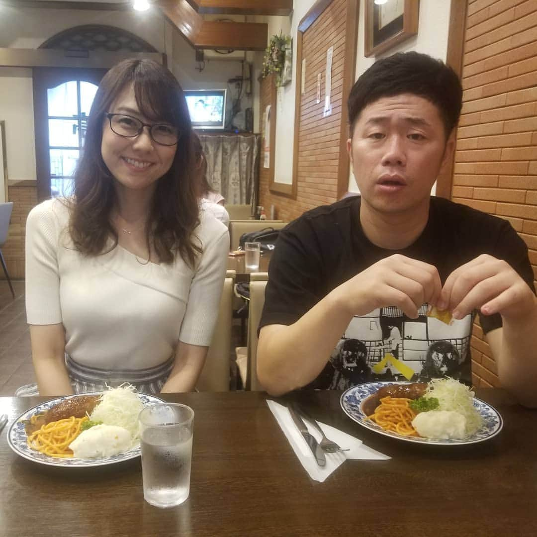 太田芳伸さんのインスタグラム写真 - (太田芳伸Instagram)「久々このご夫婦とランチ☀️🍴 太田『ごめんな、夫婦水入らずのところ』 吉田『ええよ、ええよ』 前田『うん、大丈夫』 太田『ホンマ🎵飯食おう』 二人『・・・』 太田『ハンバーグ旨いな🎵』 二人『・・・』 吉田『うわー、めっちゃ雨降ってきたやん』 前田『洗濯物干しっぱなしや』 吉田『洗濯物アウトやな』 太田『俺もアウトや～』 二人『・・・』 太田『俺邪魔やないかい！！！』 そんなこんなで日曜日まで 新喜劇ワールドツアーやっておりますよー🎵」9月5日 14時48分 - yoshinobuota