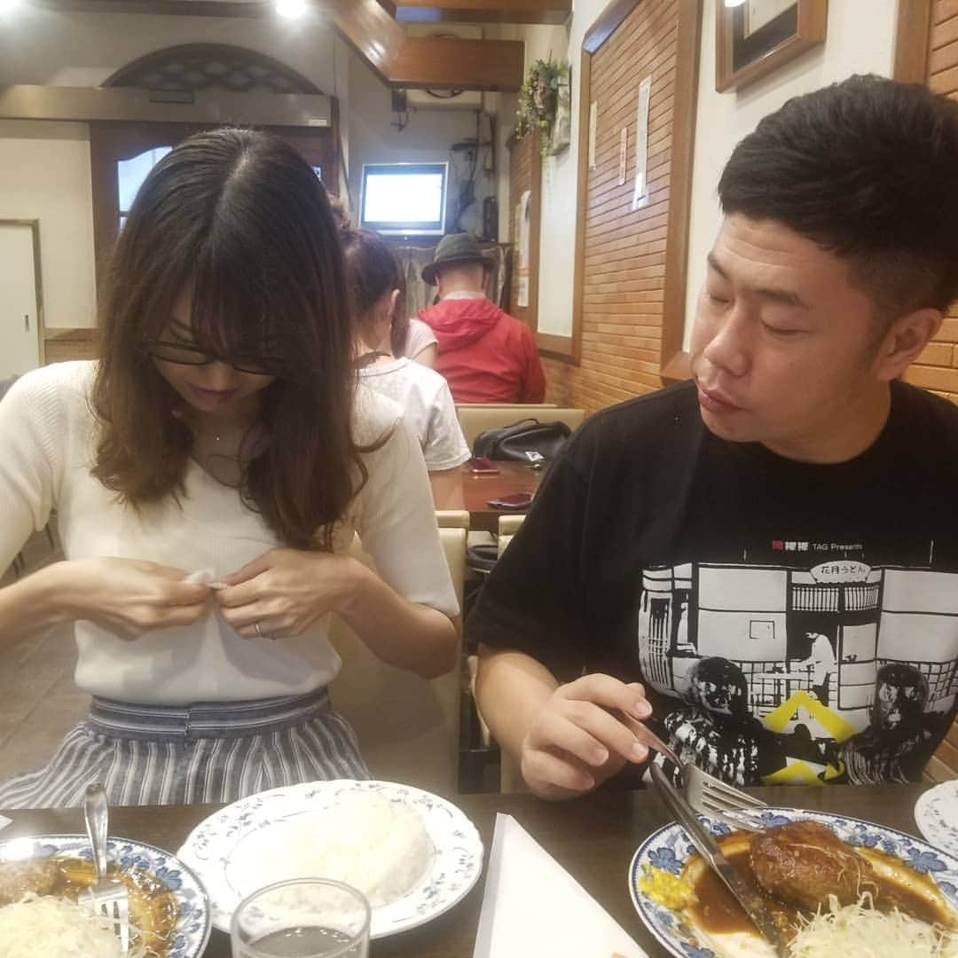 太田芳伸さんのインスタグラム写真 - (太田芳伸Instagram)「久々このご夫婦とランチ☀️🍴 太田『ごめんな、夫婦水入らずのところ』 吉田『ええよ、ええよ』 前田『うん、大丈夫』 太田『ホンマ🎵飯食おう』 二人『・・・』 太田『ハンバーグ旨いな🎵』 二人『・・・』 吉田『うわー、めっちゃ雨降ってきたやん』 前田『洗濯物干しっぱなしや』 吉田『洗濯物アウトやな』 太田『俺もアウトや～』 二人『・・・』 太田『俺邪魔やないかい！！！』 そんなこんなで日曜日まで 新喜劇ワールドツアーやっておりますよー🎵」9月5日 14時48分 - yoshinobuota