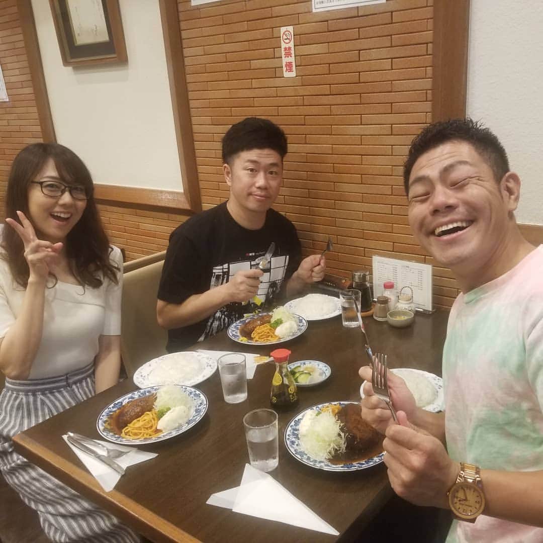 太田芳伸のインスタグラム：「久々このご夫婦とランチ☀️🍴 太田『ごめんな、夫婦水入らずのところ』 吉田『ええよ、ええよ』 前田『うん、大丈夫』 太田『ホンマ🎵飯食おう』 二人『・・・』 太田『ハンバーグ旨いな🎵』 二人『・・・』 吉田『うわー、めっちゃ雨降ってきたやん』 前田『洗濯物干しっぱなしや』 吉田『洗濯物アウトやな』 太田『俺もアウトや～』 二人『・・・』 太田『俺邪魔やないかい！！！』 そんなこんなで日曜日まで 新喜劇ワールドツアーやっておりますよー🎵」