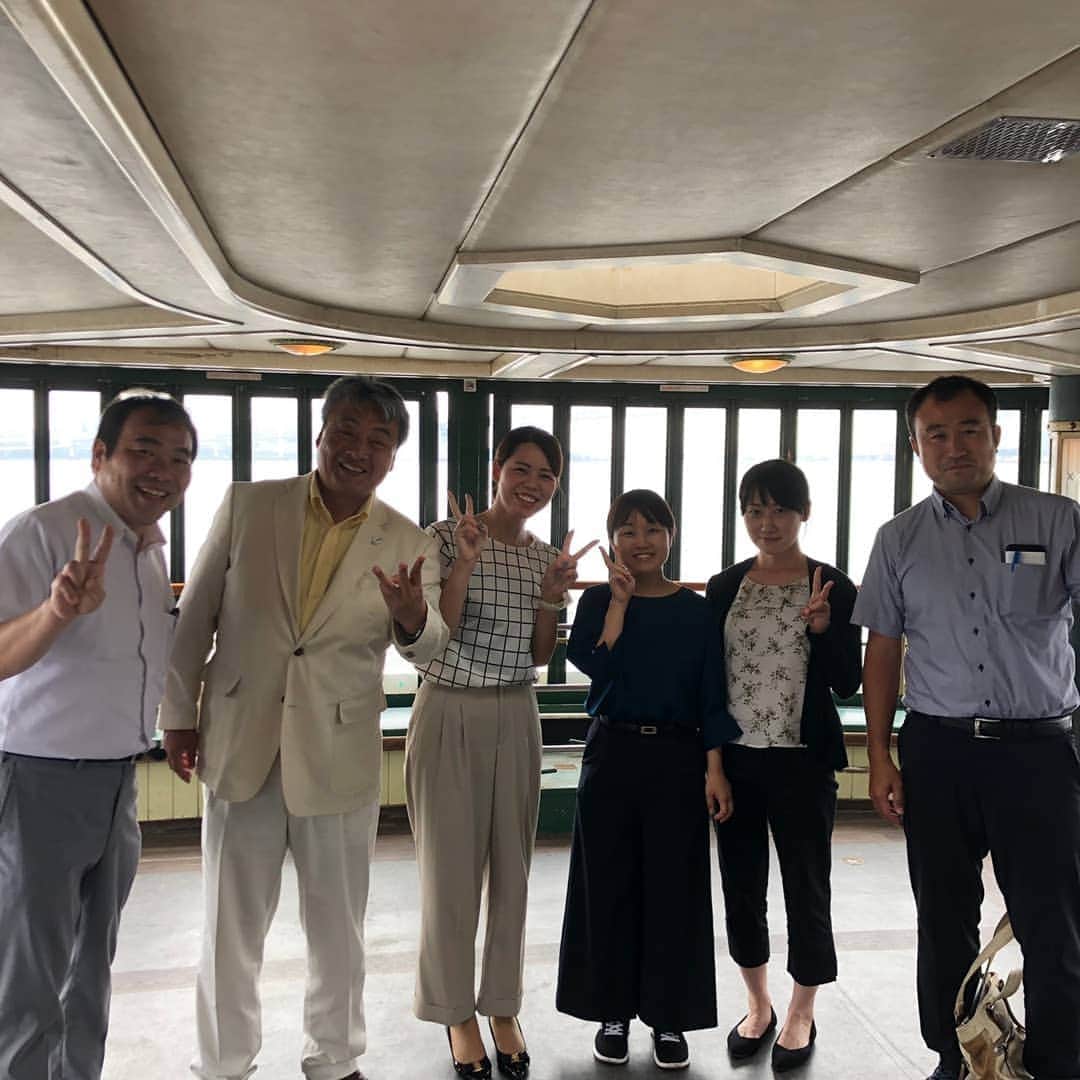 星奈津美のインスタグラム：「今日は、秋田県大仙市立大曲中学校3年生の皆さんと貸切船でのトークショーでした！生徒の皆さんが質問を考え、司会進行もしてくれるプログラムです。 修学旅行最終日の朝という事もあり、疲れている生徒さんも多いのではないかなと思っていましたが、私の話をとても真剣に聞いてくれていて、メモを取ってくれている子もいて感激してしまいましたm(__)m✨✨とても有り難く、嬉しかったです。 大曲中は水泳部もあるという事で、水泳部の皆さんともお話する事が出来ました😊！！ あっという間の時間でしたが、とても楽しくて温かい気持ちになりました💕 生徒の皆さん、先生方ほんとうにありがとうございました😌🍀 #秋田県 #大仙市 #大曲中学校 #修学旅行 #日の出桟橋 #貸切船」