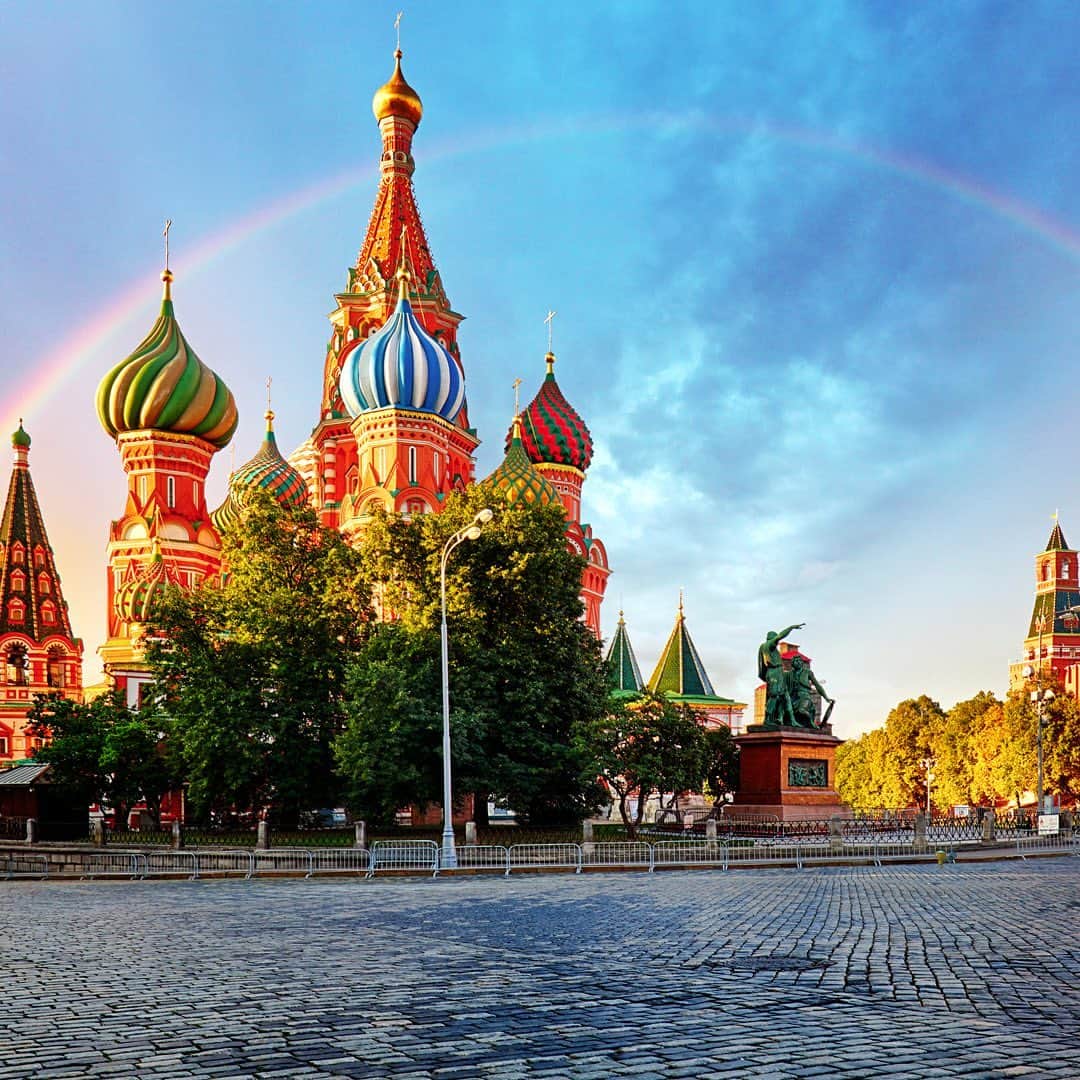メル助【公式】ゆるキャラグランプリ参戦中さんのインスタグラム写真 - (メル助【公式】ゆるキャラグランプリ参戦中Instagram)「メル助を探せレベル2♪⁣ ⁣ 今度はロシアまで来てみたキュ～！⁣ ⁣ モスクワにある「クレムリン」キュ！⁣ ⁣ 豪華なお城や宮殿、聖堂がいっぱいあるキュ～！⁣ ⁣ #メニコン #メル助 #応援してね #ロシア #モスクワ #クレムリン #kremlin #宮殿 #城塞 #旅好きな人と繋がりたい #ゆるキャラ大好き #ゆるキャラ #ロシア旅行 #モスクワ旅行 #赤の広場 #文化遺産 #世界遺産 #大聖堂 #塔 #庭園」9月5日 15時03分 - menicon_melsuke