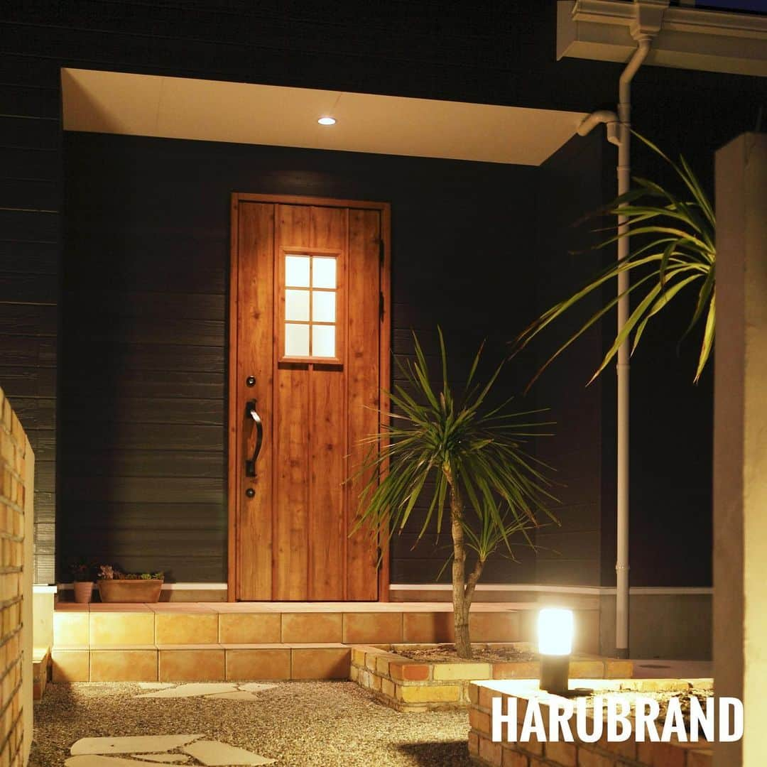 デザイナーズ住宅会社ハルブランドのインスタグラム：「こんにちは🏠 . . . HaruBrandの夜のお家セレクション🌠🌠🌠 . . . 毎日疲れた心身に癒しはいかがでしょうか？？🌴🌴🌴 . . . お家でリゾートライフ🌴🌴🌴 . . . . . . ▶︎▶︎more photos...@harubrand . . . #harubrand #ハルブランド #工務店 #新築 #リフォーム #リノベーション #注文住宅 #住宅 #設計 #自然素材 #無垢 #家づくり  #マイホーム  #インテリア  #リビング #リビングダイニング #間取り #マイホーム計画 #マイホーム計画中の人と繋がりたい #パッシブデザイン #instahouse  #知立 #刈谷 #安城 #リゾートライフ #マイホーム計画中の人と繋がりたい #オープンハウス #外構 #ガーデン #照明プランニング」