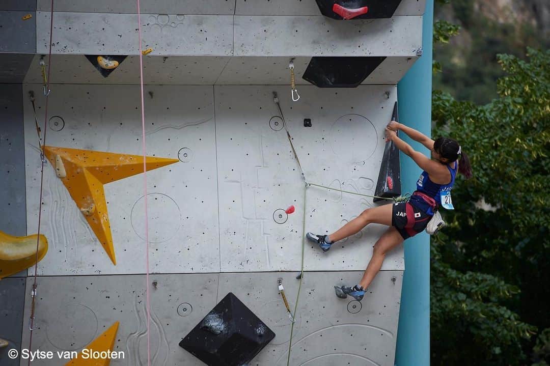 中村真緒のインスタグラム：「The last YWCH for me was ended. The result is not good and I can't say anything about it 🙊💔 ・ ・ I decided to change my feelings in the good direction and do my best for the next competition. 🔜 @adidasrockstars 😎 ・ ・ ワールドユースは無残な結果で敗退🥺💔 色々思うところはあるけど、くよくよしてても何も生まれないので、次に向けてまた頑張ります💪🔥 📸by @sytsevanslooten 🧗‍♀️ ・ ・ @addfriction @mudhand_cb @phiten_official @e9clothing_official @frictionlabs #climbing #bouldering #クライミング #ボルダリング #マオハンド」