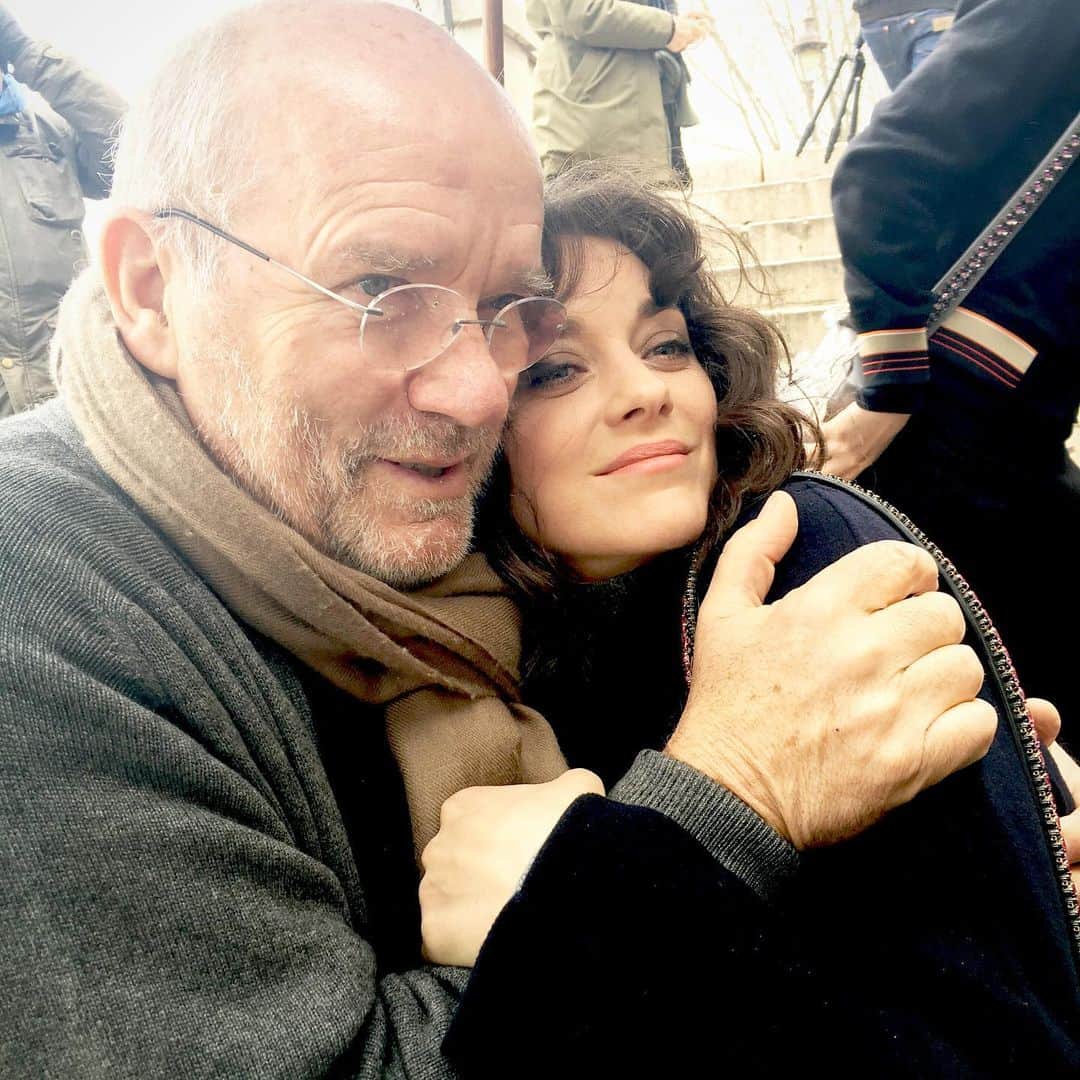 のインスタグラム：「Peter you were a gift  To art, to poetry and beauty, to kindness and tenderness, to life in its beautiful and joyful simplicity.  I absolutely adored working with you, it was always so special and a time where I could be entirely myself.  And your smile was everything.  Dear Peter, I wish you a wonderful journey. I love you.  My heart goes to your beloved family ♥️♥️♥️ 📸 @eliottbliss」