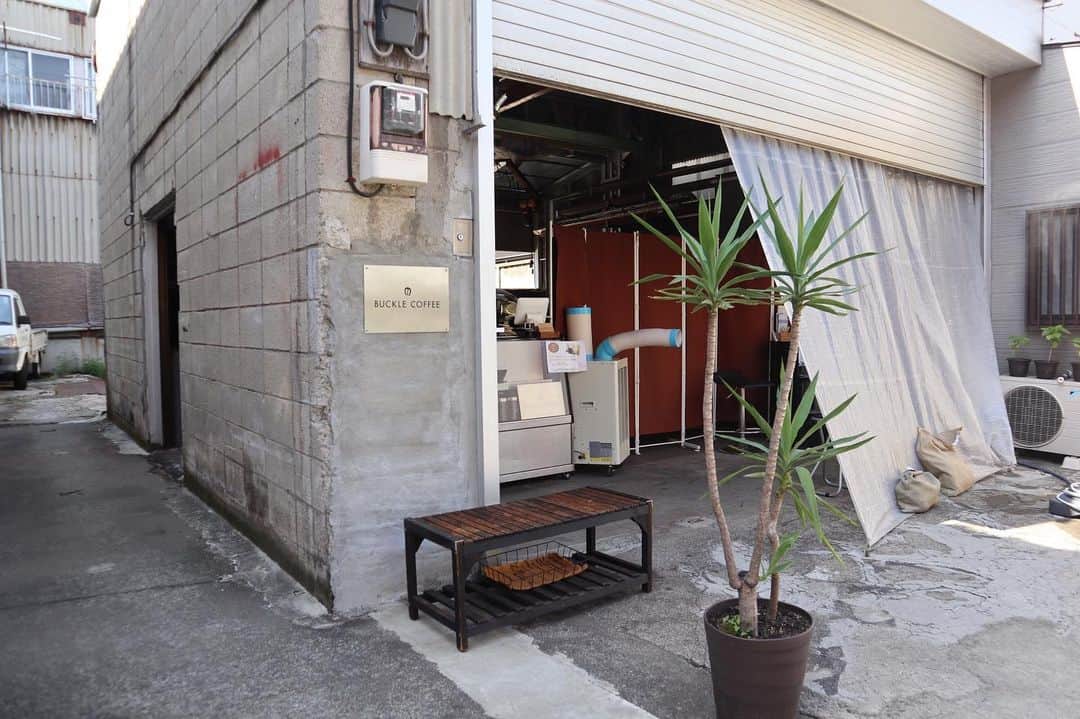 のインスタグラム：「雑色。 カフェ本作ろうかな。 自費出版しようかな。 たぶんそんなことも出来る時代ですよね。 なんでも出来る時代。 やるかやらないか。  #bucklecoffee #cafe #coffee #カフェ #東京カフェ #雑色カフェ #カフェ芸人 #すごい時代よね #なんでも自分で出来るんだから #めんどくさいけど #自分で動かないとね #めっちゃ寝てまうから #何かしとかないと #それでもめっちゃ寝るけど」