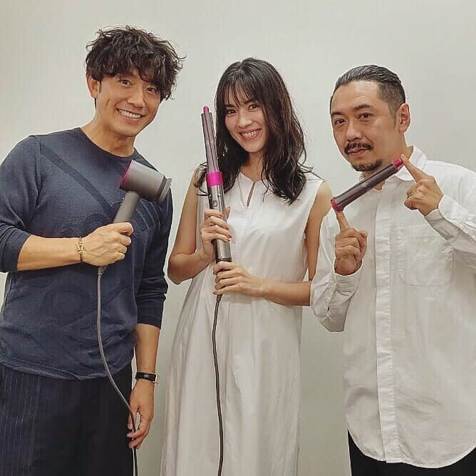 安座間美優さんのインスタグラム写真 - (安座間美優Instagram)「昨日一昨日と、2日間に渡って「dysonヘアケア製品発表会」に出させていただきました！ スーパーソニックのドライヤーに新しくジェントルエアーリングのアタッチメントが追加✨ そしてエアラップには、より長くなったカーラーが増え、ロングヘアーの方でもさらに巻きやすくなりました😊 とても不器用な私でも、本当に簡単に巻けて感動！笑 女性だけでなく男性も感動すること間違いなし。 ぜひお試しください♡ #dyson#dysonairwrap#dysonhair#dysonsupersonic#ダイソン#ダイソンエアラップ#ダイソンスーパーソニック#ジェントルエアーリング」9月5日 15時39分 - mew_azama