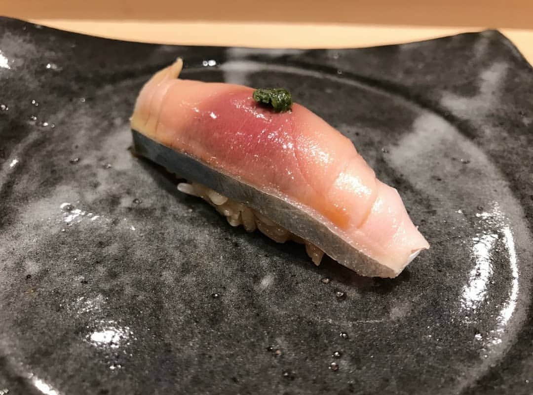 大沢文也のインスタグラム：「そう言えば減量前にとある名店に行ってきた。 名前は内緒。 分かる人には分かるはず 美味しいけど高い。  #寿司 #お寿司 #スシ #すし #シースー #sushi #🍣 #グルメ #食い倒れ #美食家 #魚料理 #高級店 #美味しい #店名非公開 #内緒 #山手線」