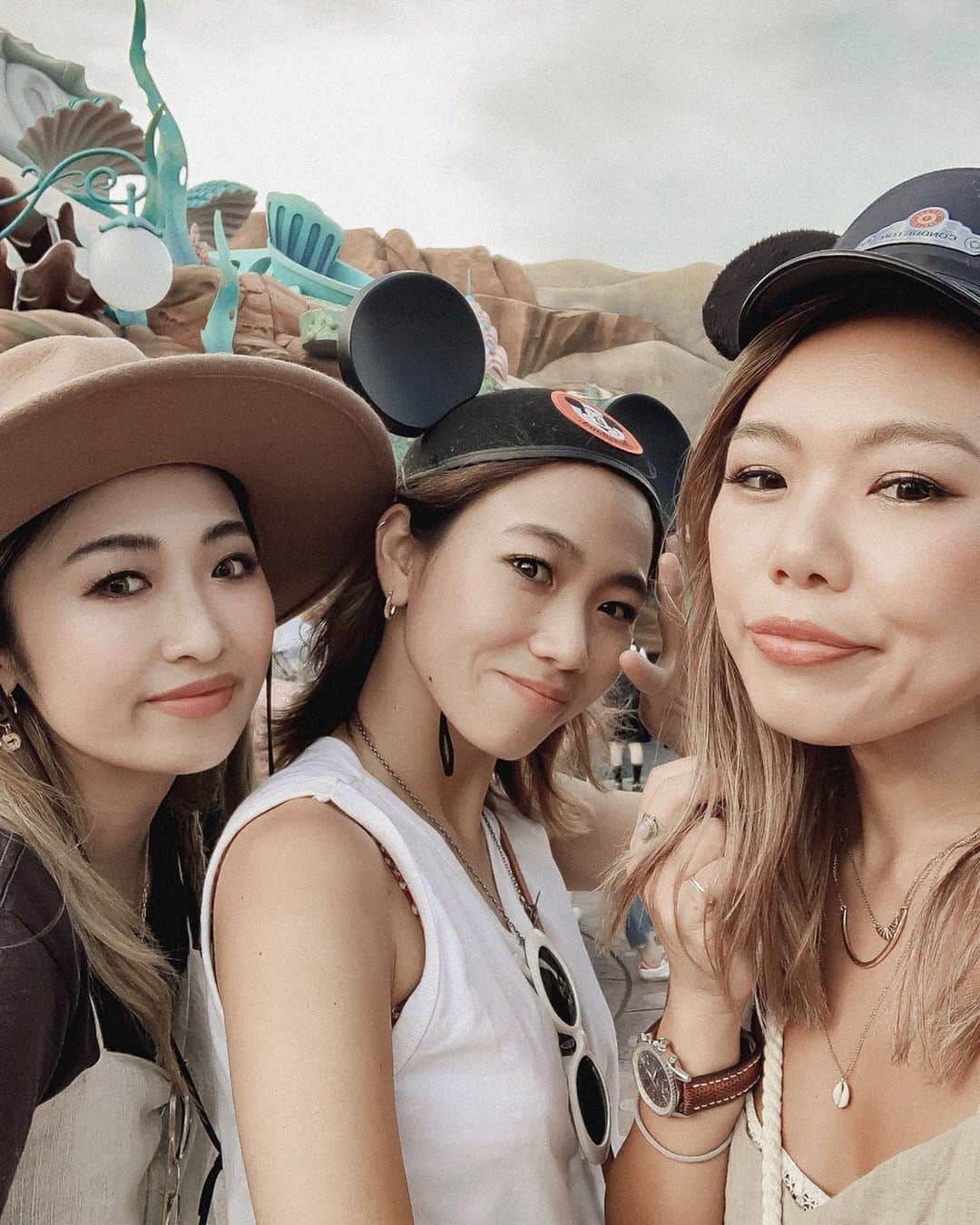 のインスタグラム：「🐭👩🏼🐭 混んでたから、食べて飲んで食べて セルフィーして、の1日でした💙🏰⚓️ w/@yuriexx67 @rino416」