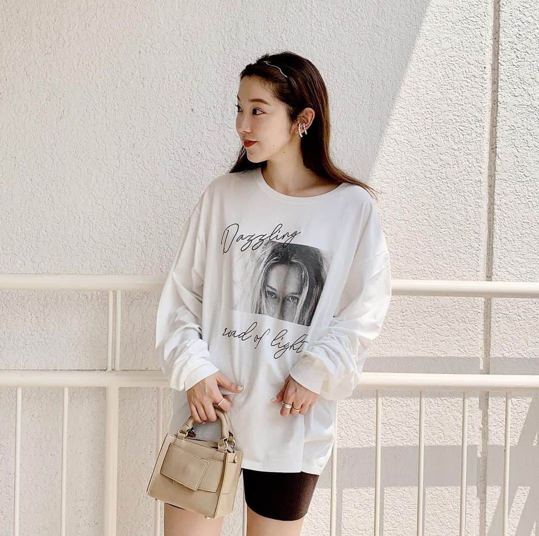 mina hinokuchiのインスタグラム：「. お気に入りのBIG T🍃 ルーズでラフに着れるのが◎ . 最近の耳元はイヤーカフばっかり！ ピアスとはまた違う感じや位置で付けられるし、 私みたいにピアスホールない人も付けられるのが嬉しい♡ チコにも4種類ほどイヤーカフ入荷してます(実は全部getした笑)✨ . 来週9/12から5日間ルミネ10%off! 今日から取り置きもスタートしました♡ #whoswhochico #salonbychico #salonbychico_yokohama #フーズフーチコ #mina_chicode #ルミネ横浜 #横浜」