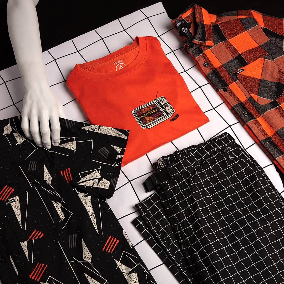 のインスタグラム：「"FUTURE PARADISE" カプセルコレクション🔴⚪️⚫️ 公式オンラインストア、VOLCOM STORE各店および正規取り扱い店舗にて発売中🔥 アイテム詳細はプロフィールのリンクより📲 #Volcom #VolcomJapan #TrulyDefined #TrueToThis #ボルコム」