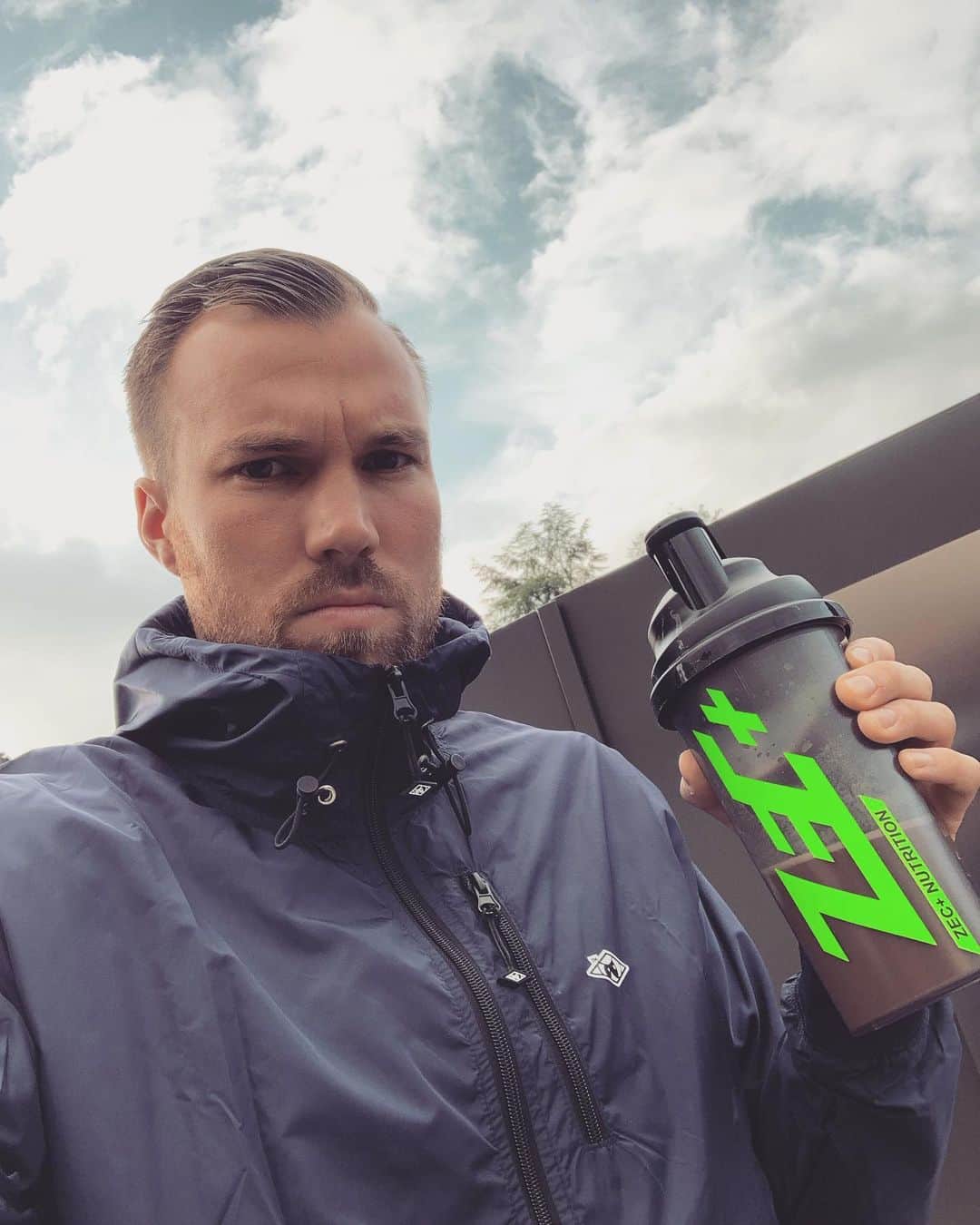 ケヴィン・グロスクロイツのインスタグラム：「*werbung*  Danke an @unfair_athletics und @zecplus 👊🏻💯 @christianeckerlin, du bekommst Konkurrenz 👊🏻 Nicht mehr lange und ich habe dich bro 😘😜😂 #werbung #danke #freundschaft #fische #mma #isso」