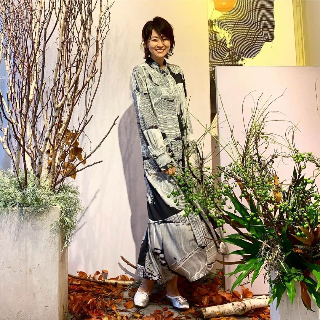 のインスタグラム：「H&M STUDIO @hm  発売されるたびに毎回大人気のライン。 オンラインと1部の店舗のみで本日より発売だそうです〜✨ ・ ・ #hm#hmstudio#大人気のライン#ちょっと照れながら😂#素敵な撮影スポットで撮影していただきました☺️#柄ワンピース#モノトーン#ブーツ合わせで着たいな☺️」