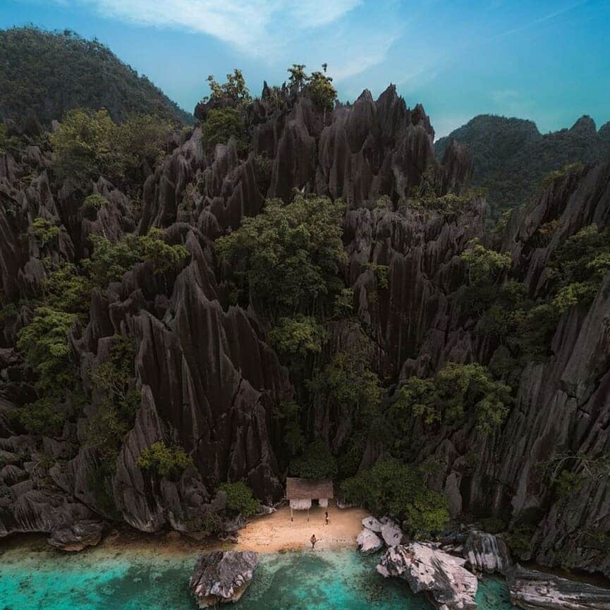 Discover Earthさんのインスタグラム写真 - (Discover EarthInstagram)「"It’s incredible how many little hidden paradises like this there are in the Philippines. Such a surreal feeling to be surrounded by this kind of beauty in every direction" 🇵🇭 Tag a friend that would love this view! — 📍 #DiscoverPhilippines — 📸 Photo, video and caption taken by @nashhagen」9月5日 16時03分 - discoverearth