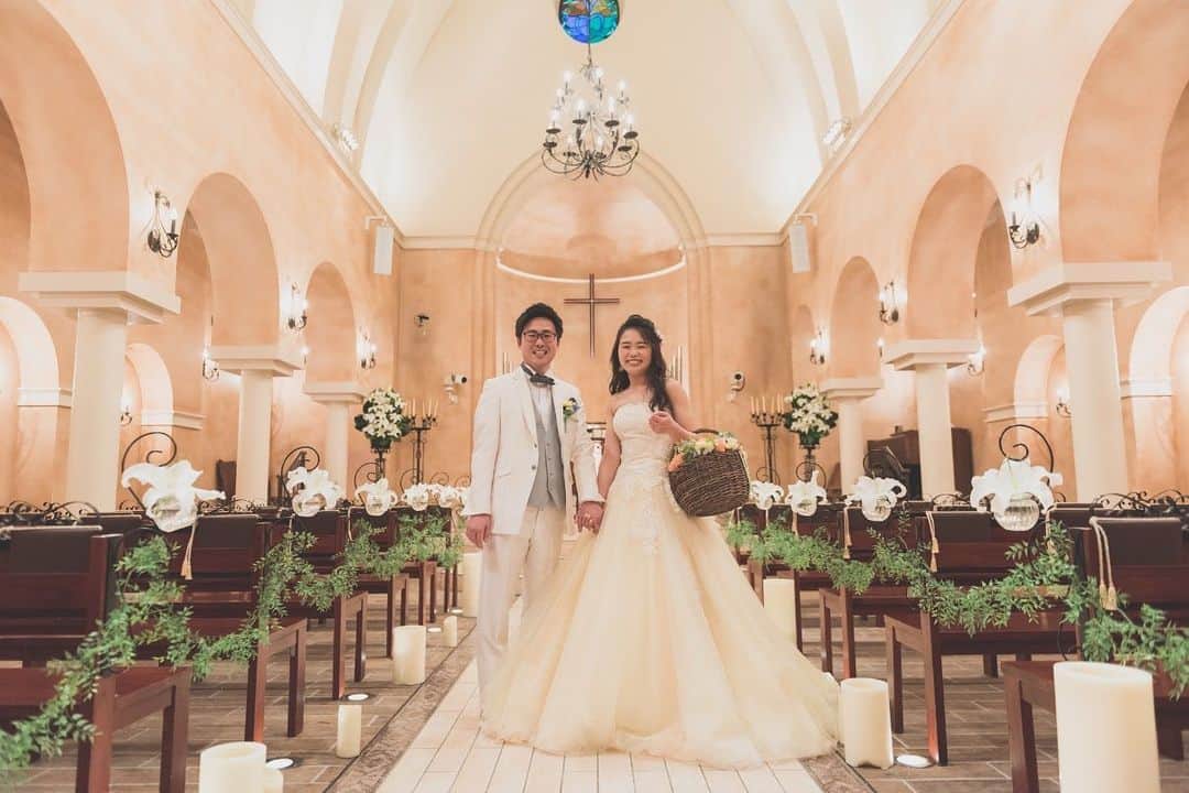 ヴィラデマリアージュさいたまのインスタグラム：「—Party Report—﻿ ﻿. ”Love is in the air!　～愛に包まれる1日～” Syuhei＆Yu's mariage ﻿ ﻿. 笑顔あふれるお二人は . まわりの全ての人も笑顔にする とっても温かいお二人でした . お二人とお打合せを進めて行く中で、 私もお二人のファンになってしまうくらい 本当に素敵なお人柄 . きっとご招待されるゲストの皆様も お二人の事が大好きなんだろうなとわくわくしました . . お互いのご友人様同士で遊びに出かけたり、 ご両家ご家族様同士で毎年バーベキューや 旅行にお出かけをするお二人・・・ . 人と人との繋がりが希薄になってしまっている この時代に . こんなにも人とのご縁を大切にし、 存分な愛を受けて育ってこられたお二人 . だからこそ、みんなを心の底から 愛せるのだと感じました ﻿. . いつまでも、笑顔あふれる お二人の幸せが続きますように Bon Mariages!﻿ ﻿. ﻿. #villasdesmariages#ヴィラデマリアージュ#ヴィラデマリアージュさいたま#結婚式レポート#結婚式場#ウェディング#wedding#ブライダルフェア ﻿ #式場見学#大宮結婚式場#結婚式場探し#式場探し#南フランス﻿ #ウェディングネーム#weddingname#コンセプトウェディング#プレ花嫁#プレ花嫁準備#プレ花嫁さんと繋がりたい#卒花嫁#卒花嫁レポ#卒花嫁さんと繋がりたい#さいたま#さいたま結婚式場」