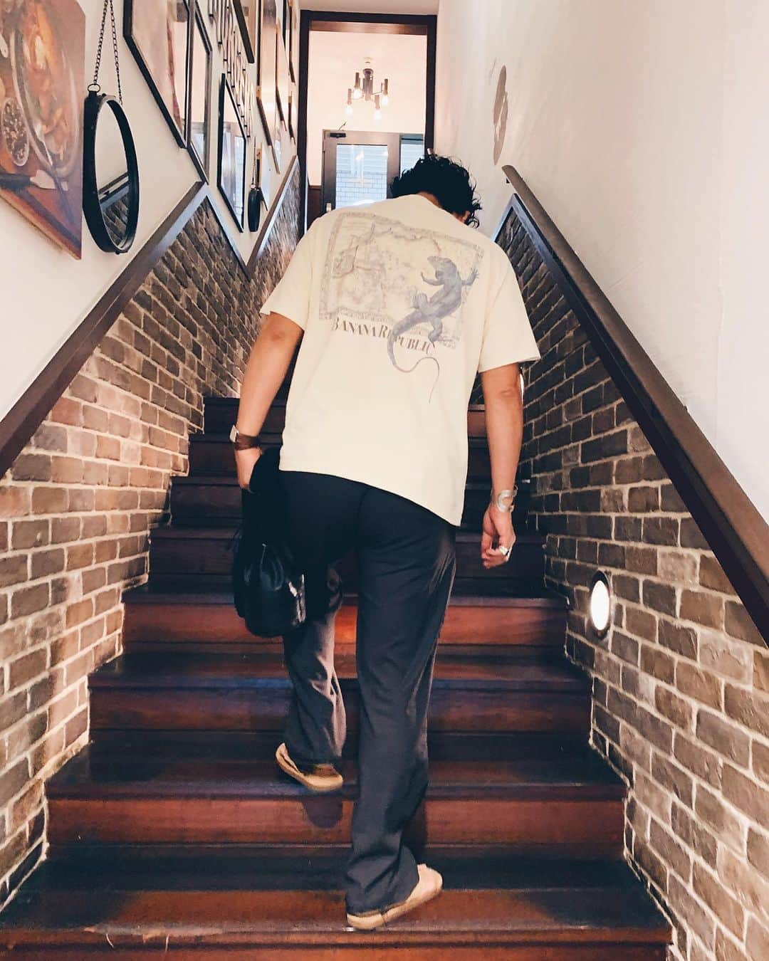 小塚源太のインスタグラム：「the vintage🍌 デルカジ時代思い出すね 四半世紀(以上)も前とかこわい🤣 #BananaRepublic #vintage #MadeinUSA #Tee」