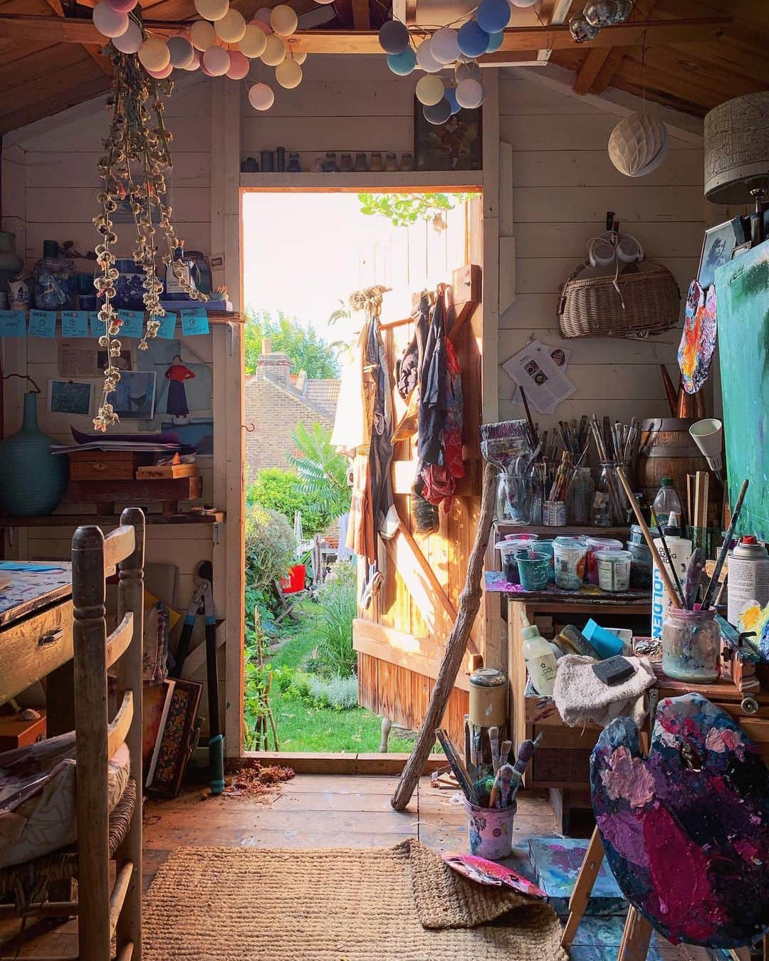 Tea and sittingのインスタグラム：「...my favourite, quiet, place in the mornings🌿✨ #artistsshed #artistsstudio #sheshed #5ftinfshed #shedinteriors #brightonartist #creativeinteriors #consciouscreativity」