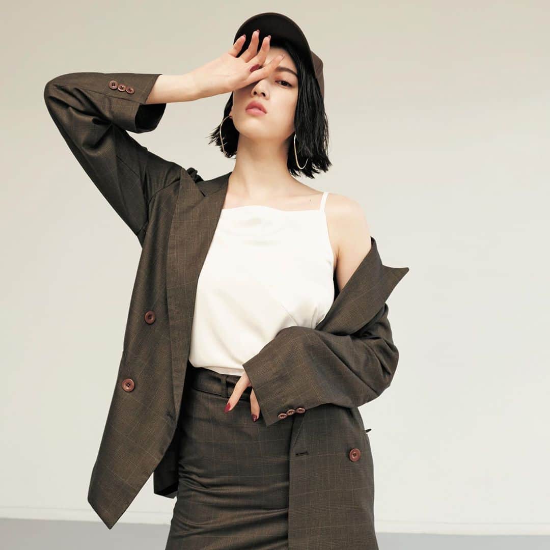 のインスタグラム：「《COOLでモテるって最強じゃないか！》﻿ vol.1﻿ 三吉彩花みたいになりたい！﻿ ﻿ ﻿ COOLなファッションと、﻿ たまに見せるきゅん😍😍な素顔にみんなメロメロ〜❣️﻿ 今回の大特集、COOLでモテる！ に、ふさわしい三吉彩花さんの魅力が溢れ出てるJELLY9月号！みんなどーだった？？﻿ ﻿ ﻿ ﻿ photographer／ #後藤啓太 stylist／#伊東牧子﻿ hair&make-up／ #RYO model／ @miyoshi.aa  #jelly #jelly9月号  #今日からクールな女の子 #クールモテ #クールでモテる #三吉彩花」