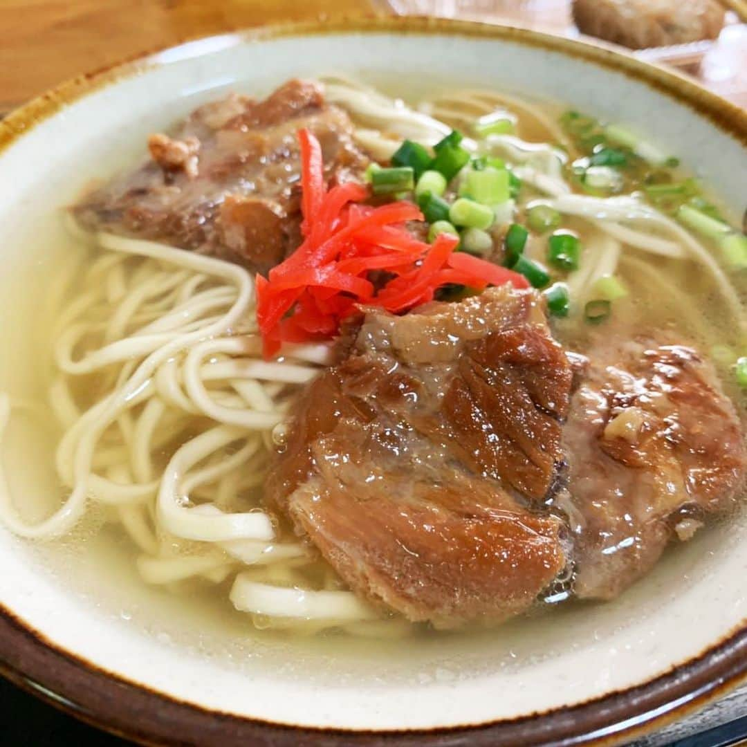 Be.okinawaさんのインスタグラム写真 - (Be.okinawaInstagram)「Soki soba, a favorite dish of the locals! In Japan, it's customary to say "Itadakimasu!" before you eat, but in Okinawa we say "Kwacchisabira!" #sokisoba #localfood #排骨蕎麥麵 #鄉土料理 #소키소바 #향토음식 #ソーキそば #沖縄料理 #okinawafood #sokipork #beokinawa #visitokinawa」9月5日 16時39分 - visitokinawajapan