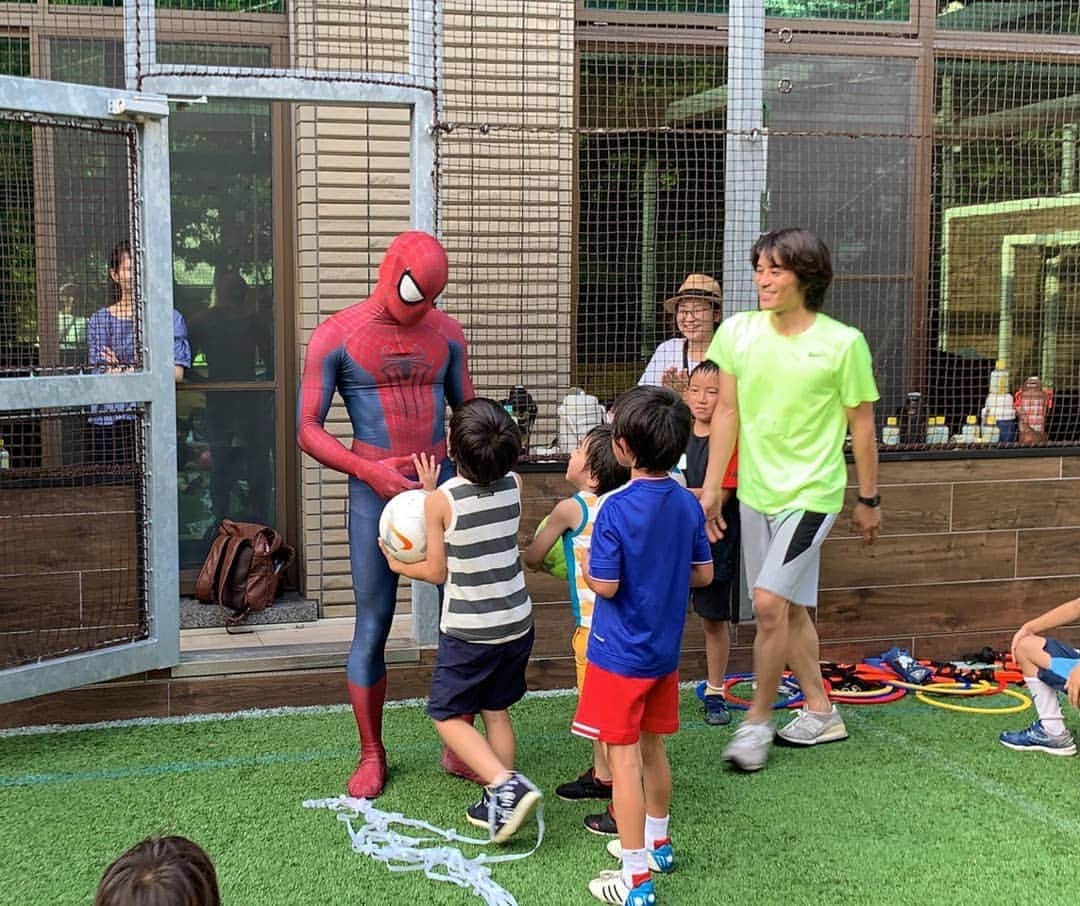 Japanese Spidermanのインスタグラム：「ご縁があり、子供のサッカー教室に参加させて頂いた。  サッカーでもヒーロでも子供の頃の体験は大事で、子供が夢を抱くきっかけになるかもしれない。  その後押しをできただけで光栄だ。  #週末ヒーロー#スパイダーマン#マーベル#サッカー少年 #サッカー #子供 #アメコミ#夏休み#spiderman#marvel #ヒーロー#コスプレ#フットサル#アベンジャーズ」