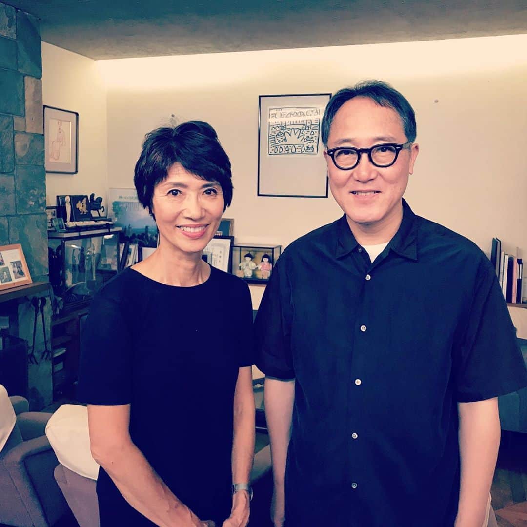 佐野史郎のインスタグラム：「中井貴恵さんとは初対面。 小津安二郎監督の貴重なお話をお聞かせいただき、感激‼︎でした。  中井貴恵「音語り」10周年記念公演『小津安二郎映画を聞く〜小津日和〜』 https://www.waseda.jp/culture/news/2019/08/07/8153/ 2019年10月10日（木）〜14日（月・祝） 早稲田大学小野記念講堂 料金：『小津映画と私』『音語り』公演（全席指定） ・一般 ¥4,000 ・教職員、学生割引 ¥2,000 『映画』（全席自由） ・一般 ¥1,000（当日 ¥1,300） ・教職員、学生割引 ¥500 出演：中井貴惠（朗読）、松本峰明（ピアノ）、佐野史郎（10日トークゲスト） ＜中井貴恵さんよりメッセージ＞ 「それならシナリオを朗読してみたらどうだい？」思いも寄らぬ一言だった。 「僕が朗読用の台本を作るよ。一人で出演者もナレーションもト書きも読むんだ。」 当時83才だった元小津組プロジューサーの山内静夫さんに引っ張られるようにして、この「小津安二郎映画を聞く」という音語りシリーズの制作が始まった。 「晩春」を皮切りに「秋日和」「東京物語」「お早よう」「秋刀魚の味」「麦秋」と10年の間に小津監督の映画から朗読作品を6作品つくった。 どの映画にも日本映画史を彩った名優たちが名を連ねる。その名優がそれぞれの役に吹き込んだ「命」を私は受け取り声にして伝える。まさに声で聞く映画である。 小津組脚本家の野田高梧さん、父佐田啓二、そして私自身の母校である早稲田大学で「小津日和」を開催できることをとても嬉しく思っている。  10月10日（木）14:00〜 音語り公演10周年特別企画『小津映画と私』 〜小津安二郎映画を愛してやまない俳優・佐野史郎と、他の方は知らない、素顔の監督とのエピソードを持つ中井貴惠が、自分と小津映画との関わり、小津作品への想いを語ります。 印象的なシーンの「音語り」も交えた構成です。  10月11日（金） 14:00〜『音語り／晩春』 10月12日（金） 14:00〜『音語り／秋刀魚の味』 16:15〜映画『秋刀魚の味』 10月13日（日） 14:00〜『音語り／東京物語』 16:15〜映画『東京物語』 10月14日（月・祝） 14:00〜『音語り／麦秋』 【チケット】 Web（映画を除く） ・オンザフィールド http://otf-webshop.com/?mode=cate&cbid=91480&csid=0 ・カンフェティ https://www.confetti-web.com/detail.php?tid=54011& ・e＋ https://eplus.jp/sf/detail/3042140001-P0030001 ☎︎ ・オンザフィールド 050-5525-1493（平日 11:00〜18:00） ・カンフェティ 0120-240-540（平日 10:00〜18:00）」