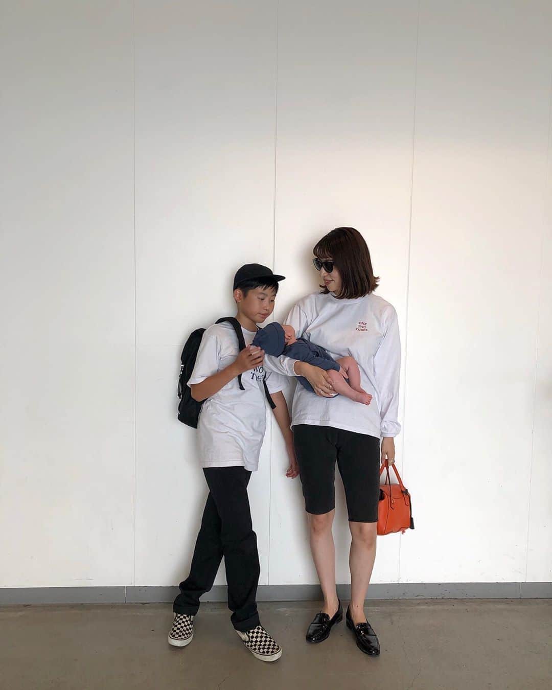 のインスタグラム：「. こないだのIKEAにて👩🏻👦🏻👶🏻 3shot嬉しい。。🖤 . ゆうしん新学期身体測定にて154cmでした😂🙌 . #muuootd」
