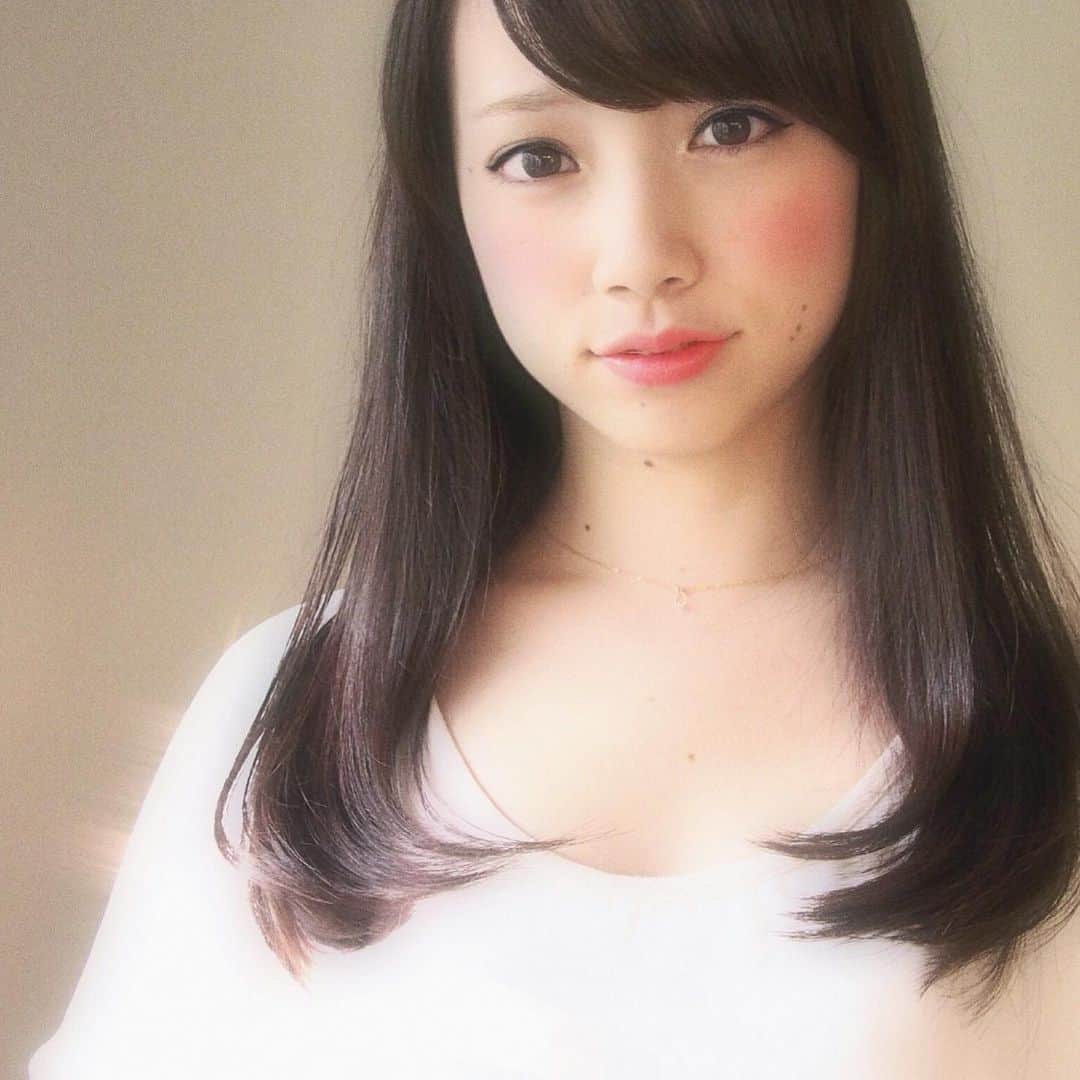渡部幸也のインスタグラム：「王道のストレートスタイル。 OLAPLEX配合で、従来よりもダメージカット、しかも手触り良くて、梅雨や湿気が無い季節になってきても人気でオーダーいただいてます✨ 最近は天気も曇りがちで、気分もどんよりしがちですが、髪の毛サラサラで気分上げてきましょう😊🙆‍♂️ ご予約、お待ちしています✂︎🙇✂︎ #ヘアスタイル #ヘア #髪型 #ヘアカタログ #ヘアセット #ヘアアレンジ #パーマ #カラー #ヘアカラー #ストレートヘア #恵比寿美容院 #代官山美容室 #代官山美容院 #美容学生 #サロン #中目黒美容室 #中目黒美容院 #恵比寿美容室 #サロンモデル #中目黒ランチ #恵比寿ランチ #hpb_hair #中目黒 #代官山 #恵比寿 #渋谷 #ar_magazine #murua #emoda #americanvintage」