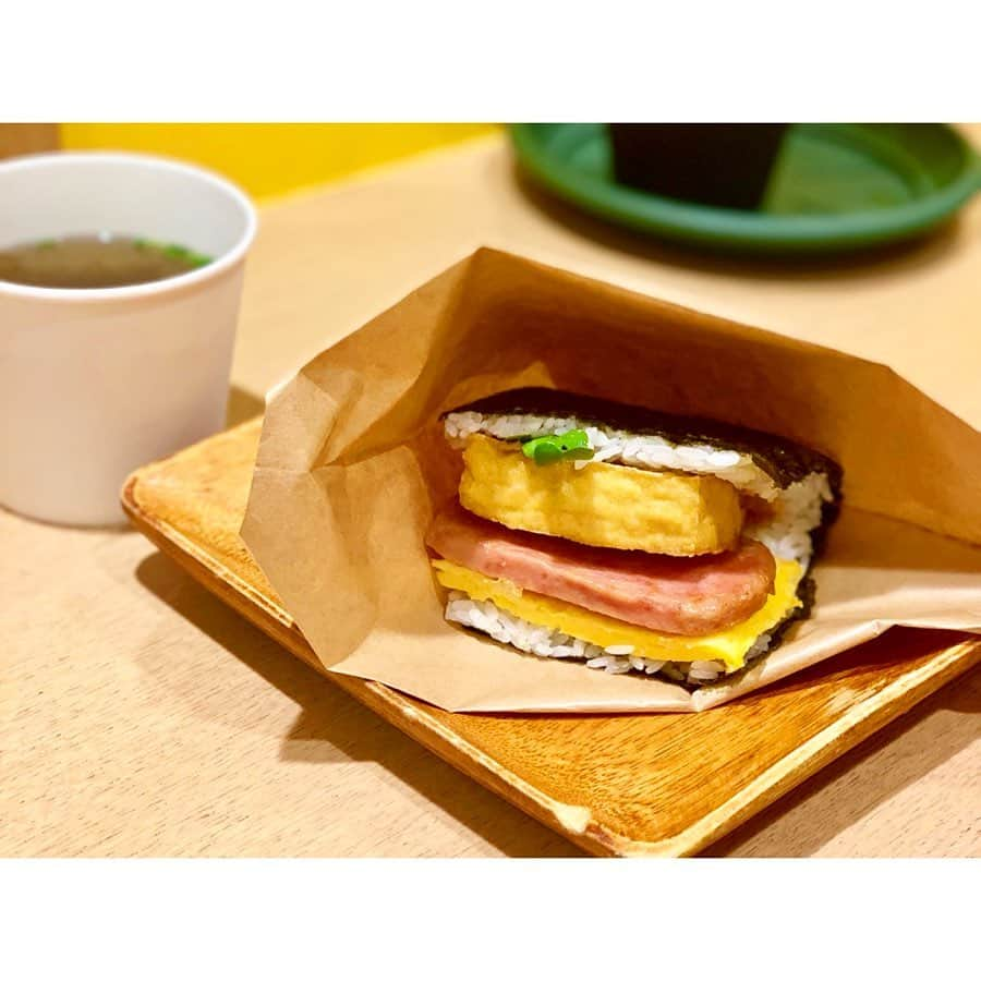 中田奈沙さんのインスタグラム写真 - (中田奈沙Instagram)「Pork Tamago Onigiri🍙 @porktamago_onigiri_honten 東京に帰る前に那覇空港で 《ポークたまごおにぎり本店》で 島豆腐の厚揚げのポークたまごおにぎり🥰❤️ 沖縄のソウルフードである ポークたまごおにぎりが オシャレにアレンジされていて、 シンプルなものから、 沖縄ならではの素材が入ったものなど✨ 白米好きはおにぎりも好き😍 * #奈沙ログ #奈沙ログin沖縄 #やっぱり米が好き #noricenolife * #奈沙旅in沖縄 * * #porktamagoonigiri #onigiri #rice #riceball #okinawa #naha #japan #nahaairport #gourmet #ポークたまごおにぎり本店 #おにぎり #ポークたまごおにぎり #ポークたまご  #島豆腐の厚揚げのポークたまごおにぎり #沖縄 #那覇 #那覇空港 #白米 #グルメ #沖縄グルメ」9月5日 16時55分 - nasa_nakada