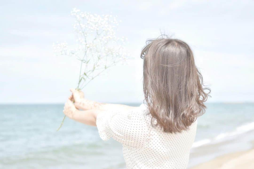 小熊倫実さんのインスタグラム写真 - (小熊倫実Instagram)「💐💐💐﻿ ﻿ ﻿ 白いワンピース、かすみ草、海、、 エモい🥴！←﻿ ﻿ 友達のカメラの構図だったり撮り方が﻿ とってもとってもすき😌﻿ ﻿ ﻿ #新潟﻿ #小針浜﻿ #かすみ草﻿ #ポートレート﻿ #portrait﻿ #📷 #💐」9月5日 22時28分 - tsugumi_oguma2929